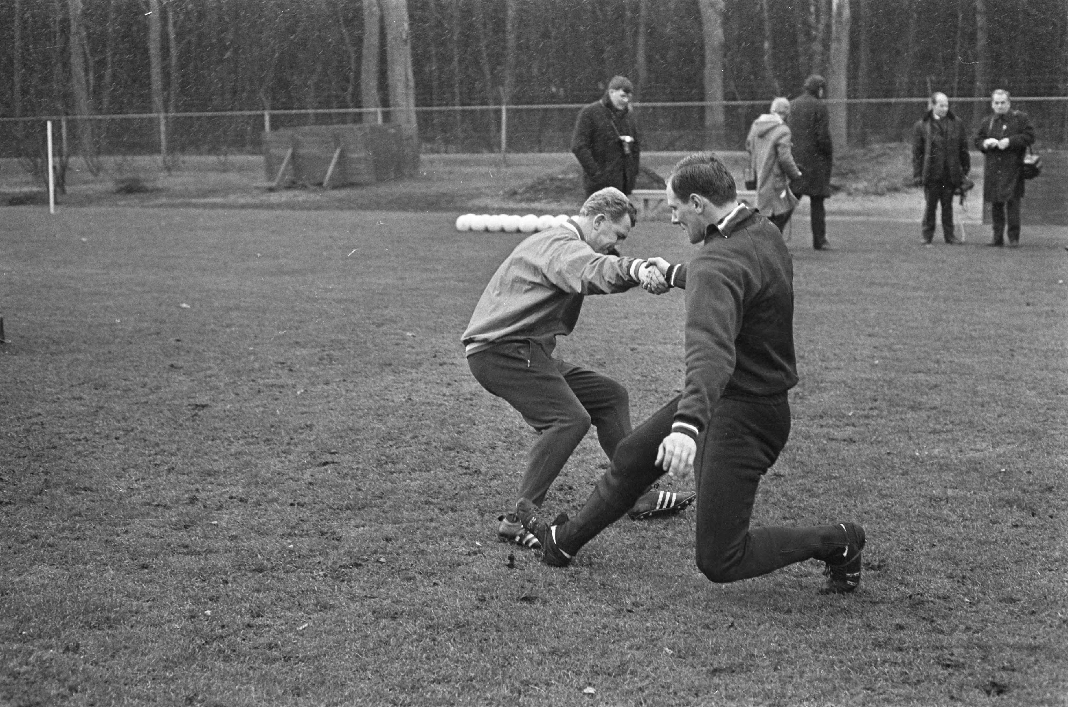 Fotocollectie Anefo — Training Nederlands elftal te Zeist, Kessler neemt Tonny van Leeuwen onder handen — Foto: Kroon, Ron / Anefo. Licentie: Set B: Rechtenvrij / Publiek Domein. Bron: Nationaal Archief. http://hdl.handle.net/10648/ab0eefb2-d0b4-102d-bcf8-003048976d84