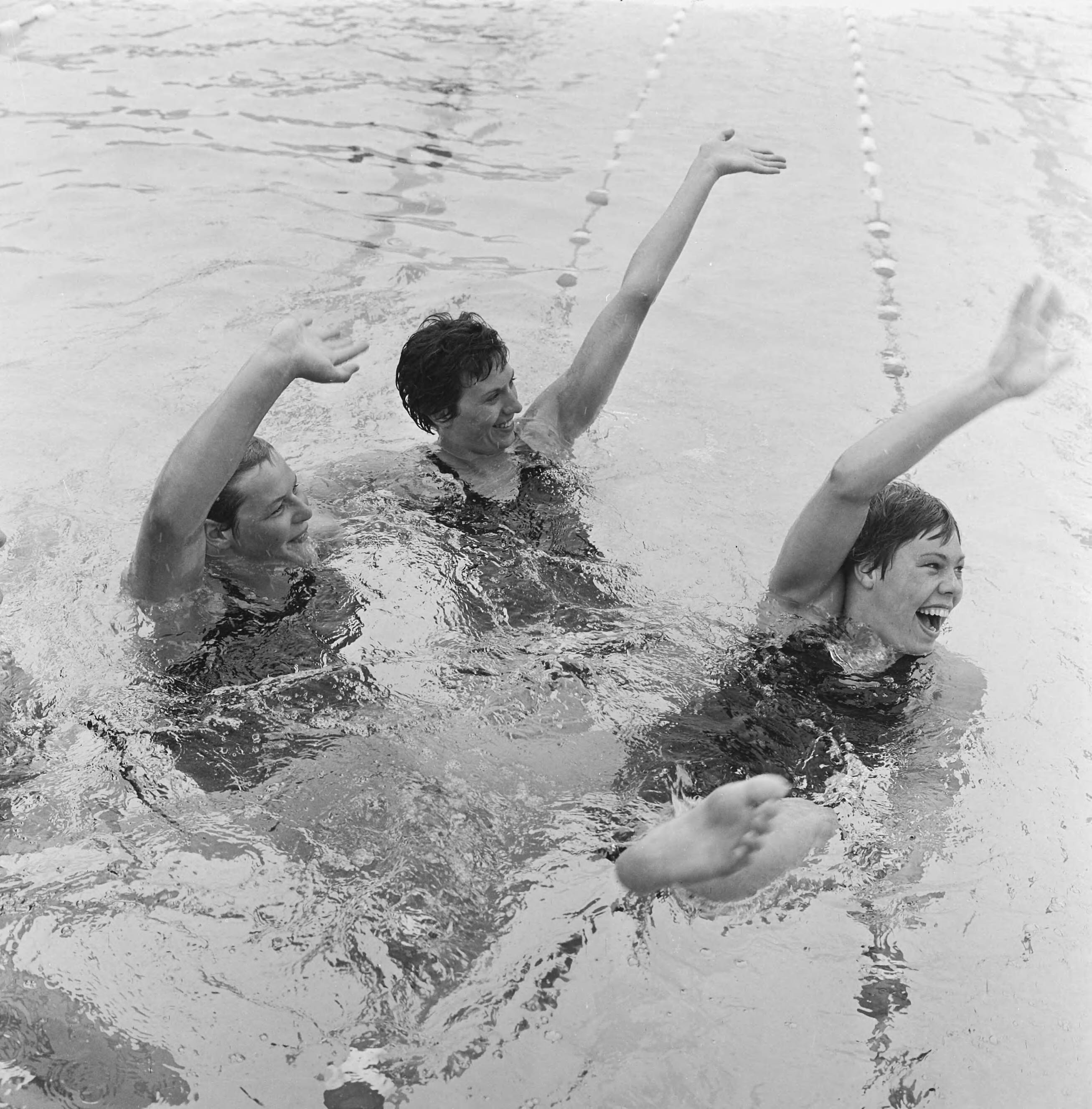 Fotocollectie Anefo — Zweminterland Nederland tegen Engeland te Groningen, Nederlandse dames 4x 100 meter wisselslag wereldrecord, v.l.n.r. Ada Kok, Ria van Velsen en Klenie Bimolt [en Erica Terpstra, links niet zichtbaar] — Foto: Koch, Eric / Anefo. Licentie: Set B: Rechtenvrij / Publiek Domein. Bron: Nationaal Archief. http://hdl.handle.net/10648/aa6eebac-d0b4-102d-bcf8-003048976d84