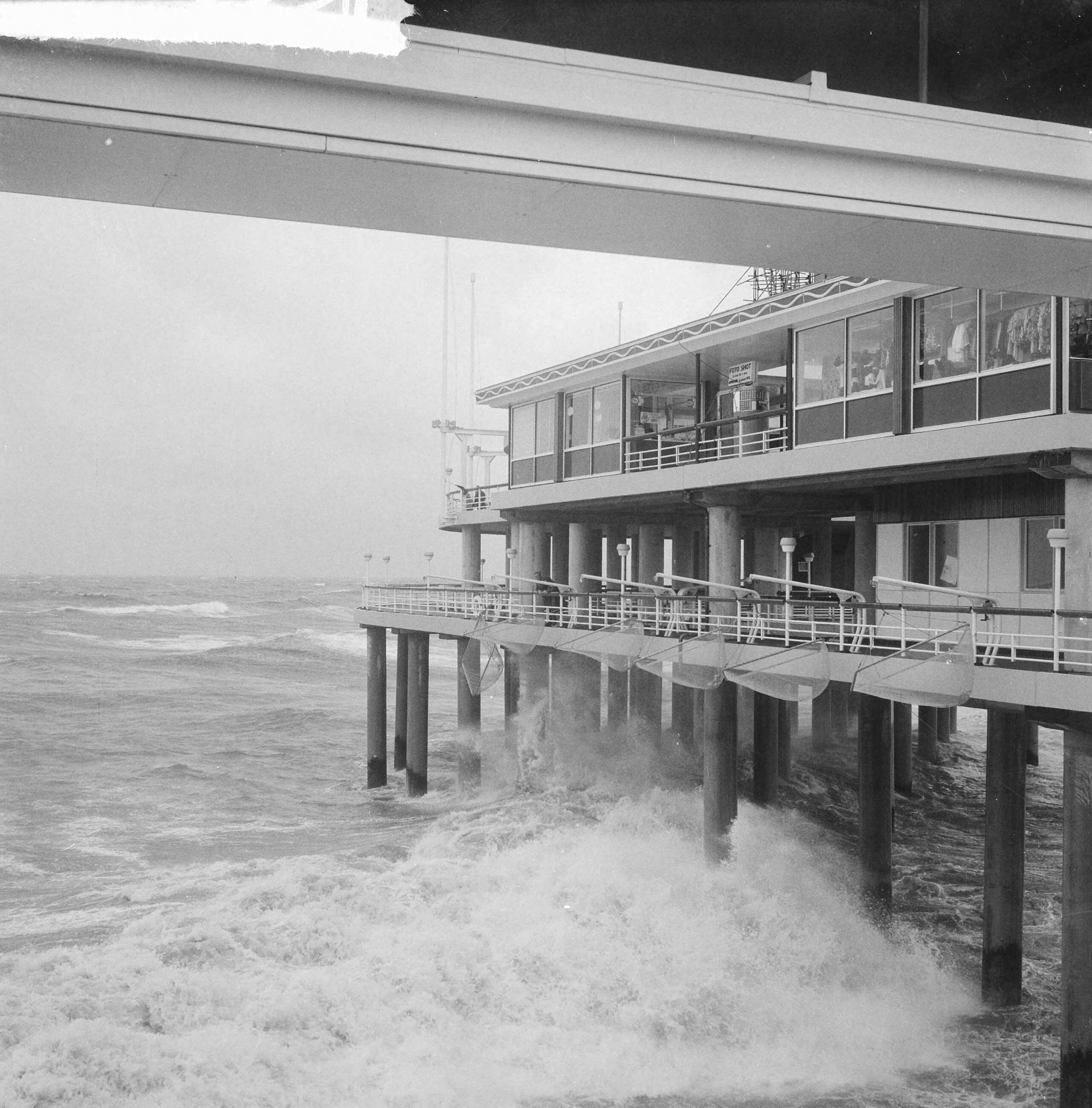 Fotocollectie Anefo — Stormproef Scheveningse Pier — Foto: Nijs, Jac. de / Anefo. Licentie: Set B: Rechtenvrij / Publiek Domein. Bron: Nationaal Archief. http://hdl.handle.net/10648/a9db541e-d0b4-102d-bcf8-003048976d84