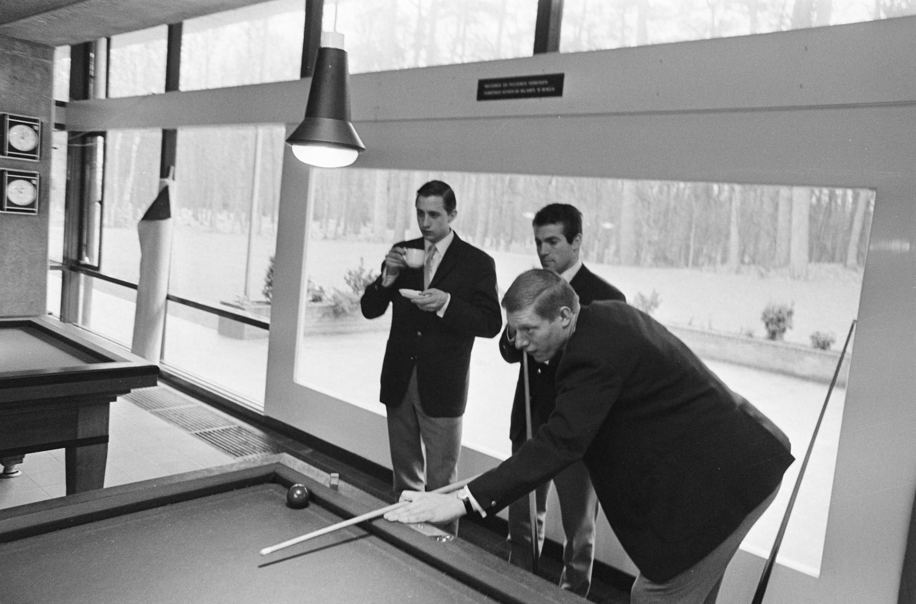 Fotocollectie Anefo — Ajax in KNVB-sportcentrum Zeist, biljarten Cruijff, Muller Pronk — Foto: Nijs, Jac. de / Anefo. Licentie: Set B: Rechtenvrij / Publiek Domein. Bron: Nationaal Archief. http://hdl.handle.net/10648/ab116026-d0b4-102d-bcf8-003048976d84