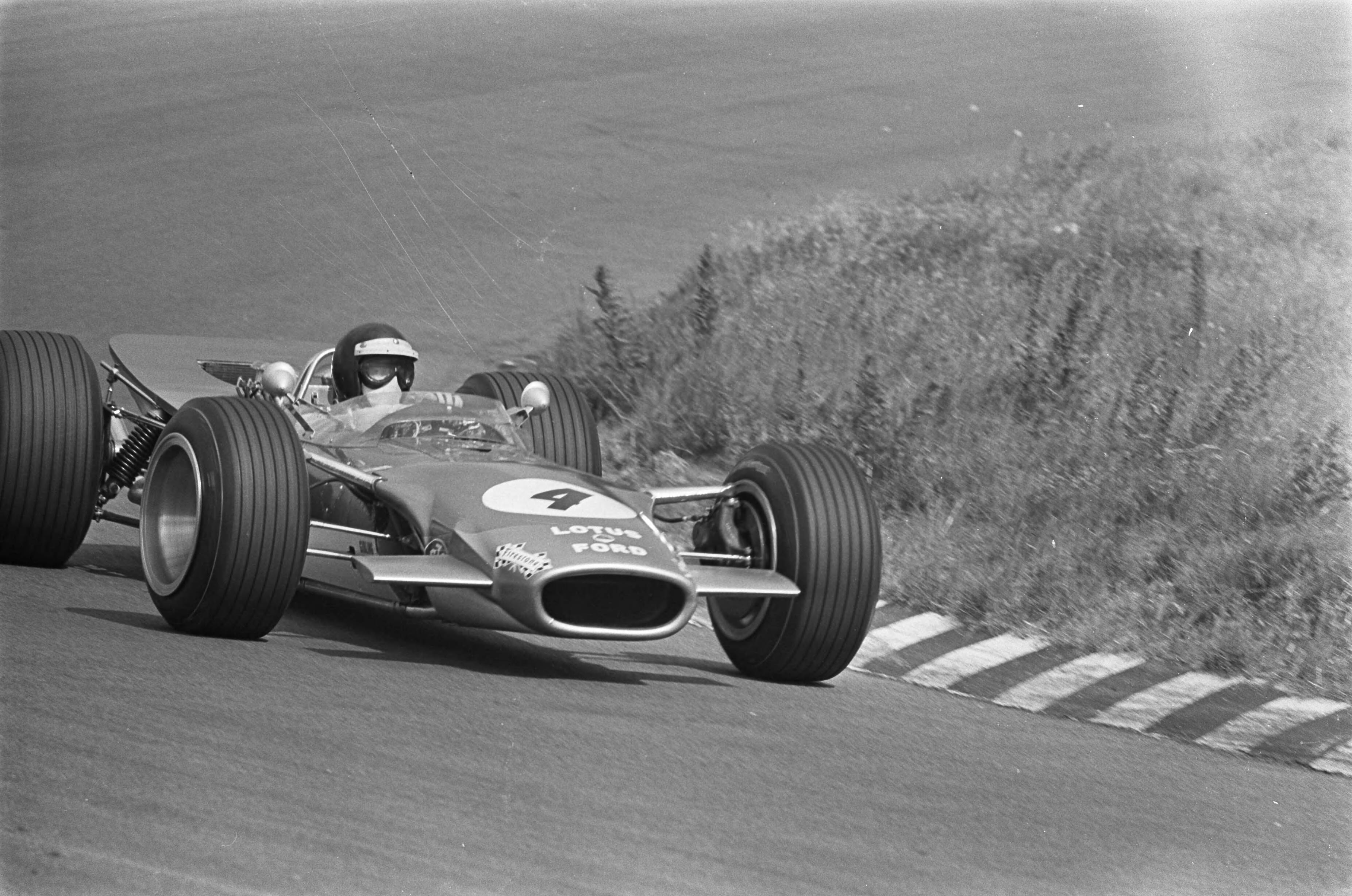 Fotocollectie Anefo — Grand Prix 68 Zandvoort . Jackie Oliver (Lotus-Ford) — Foto: Evers, Joost / Anefo. Licentie: Set B: Rechtenvrij / Publiek Domein. Bron: Nationaal Archief. http://hdl.handle.net/10648/ab45048a-d0b4-102d-bcf8-003048976d84