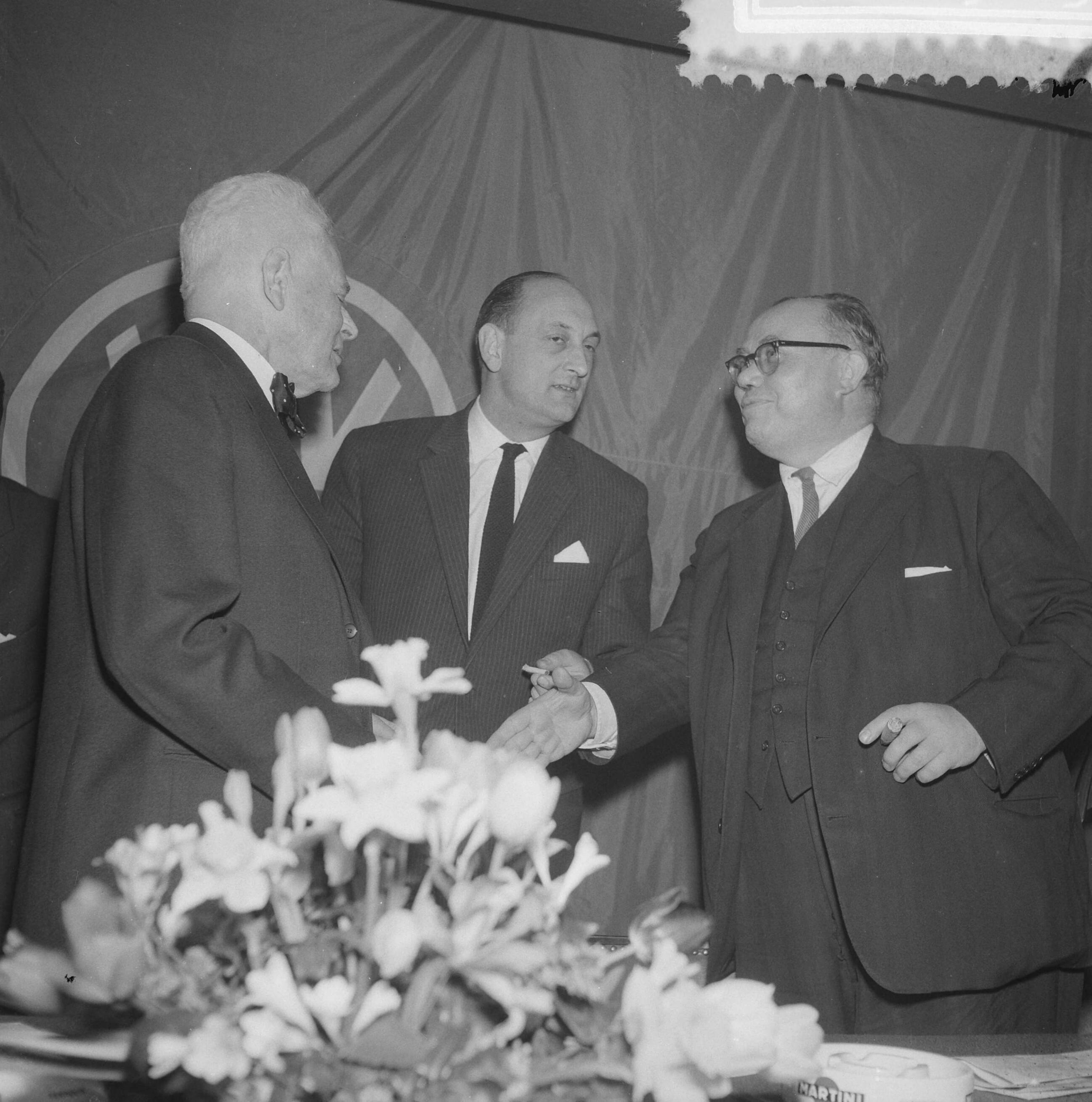 Fotocollectie Anefo — Algemene vergadering van de VVD te Hilversum. Vnr. prof. mr. P.J. Oud, mr. E.H. Toxopeus en mr. H. van Riel — Foto: Lindeboom, Henk / Anefo. Licentie: Set B: Rechtenvrij / Publiek Domein. Bron: Nationaal Archief. http://hdl.handle.net/10648/a9ac2af4-d0b4-102d-bcf8-003048976d84