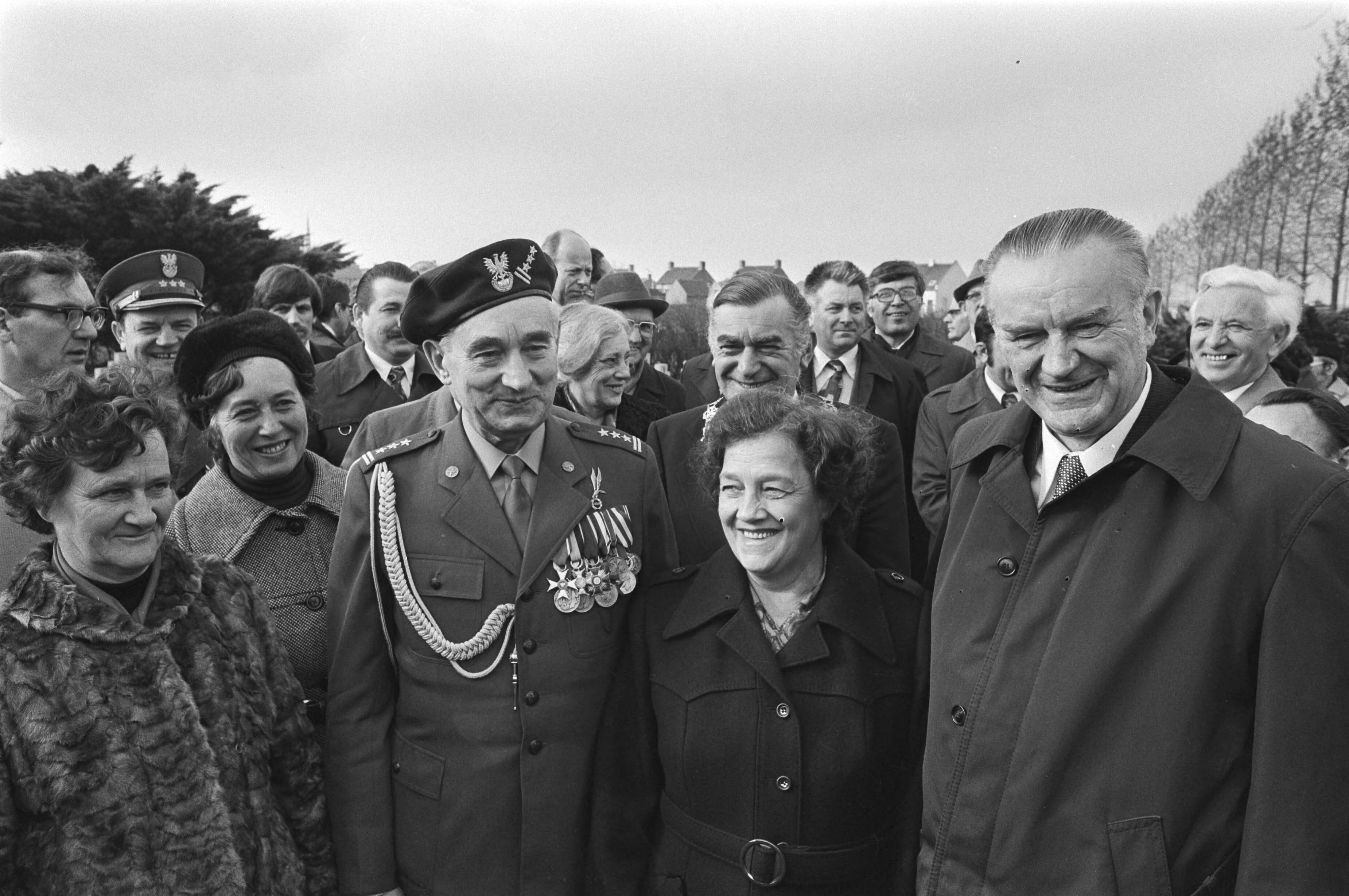Bezoek van de Poolse premier Jaroszewicz aan het Pools oorlogskerkhof in Breda — Jaroszewicz in gesprek met o.m. kolonel Stasiak — Foto: Verhoeff, Bert / Anefo. Licentie: Set B: Rechtenvrij / Publiek Domein. Bron: Nationaal Archief. http://hdl.handle.net/10648/ac97874a-d0b4-102d-bcf8-003048976d84