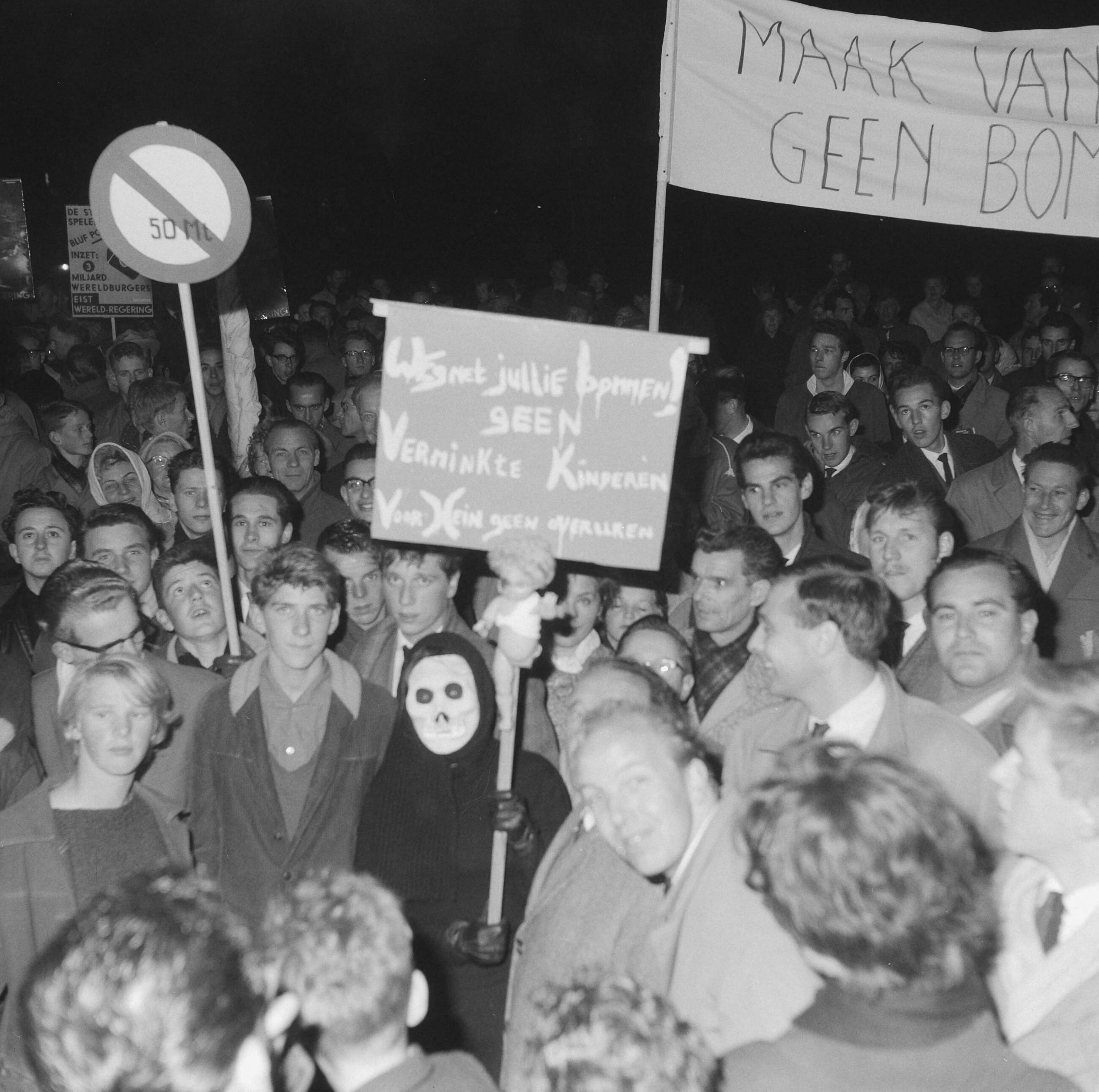 Fotocollectie Anefo — Anti-Atoombommars in Den Haag. De betogers onderweg — Foto: Pot, Harry / Anefo. Licentie: Set B: Rechtenvrij / Publiek Domein. Bron: Nationaal Archief. http://hdl.handle.net/10648/a9e98ebc-d0b4-102d-bcf8-003048976d84