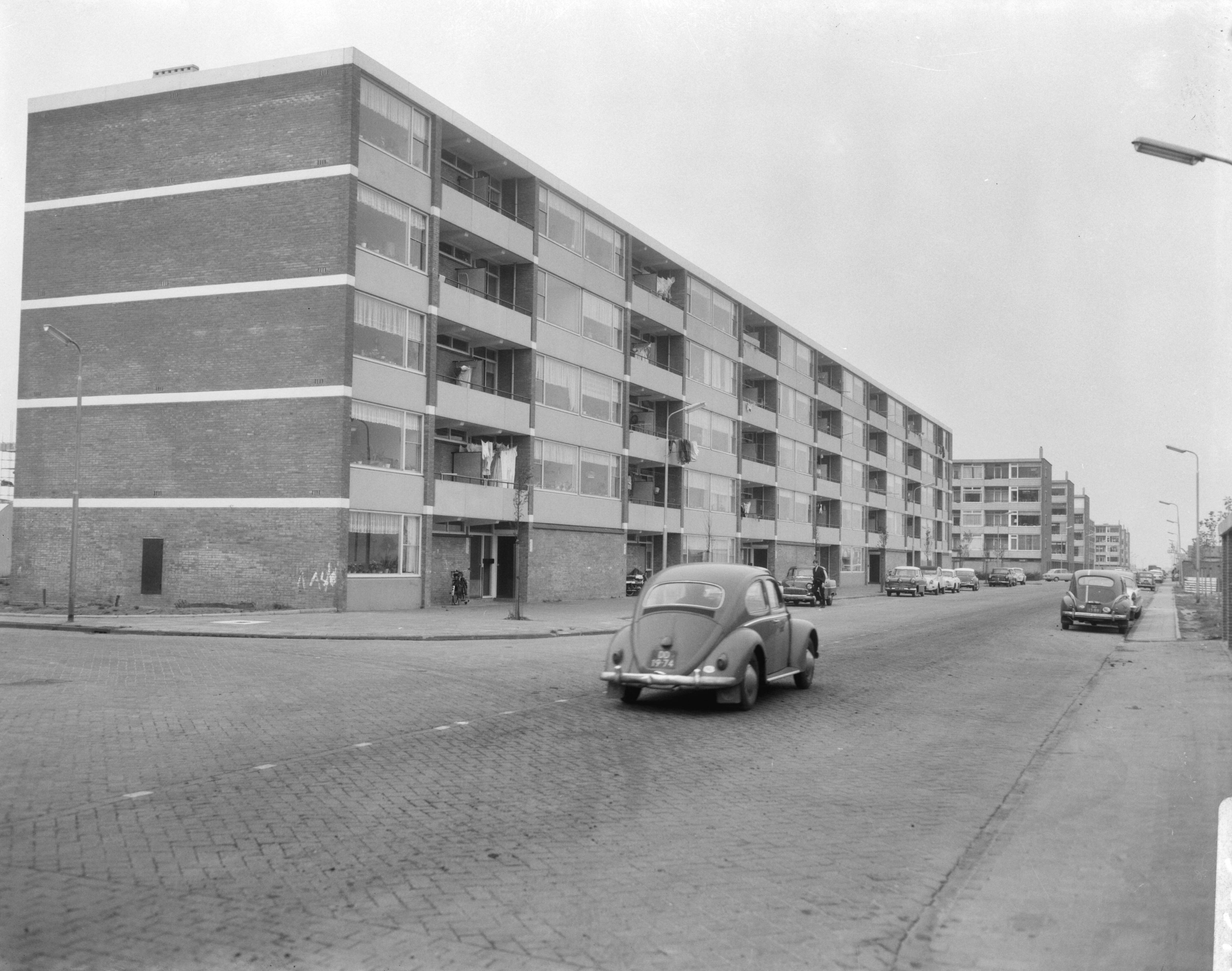 Flatgebouw in Zaandam van Amsterdamse Droogdok Maatschappij (ADM) waar ontslagen werknemers uit moeten — ADM|Zaandam|Noord-Holland|flatgebouwen |straatbeelden|ADM |Volkswagen — Foto: Bilsen, Joop van / Anefo. Licentie: Set B: Rechtenvrij / Publiek Domein. Bron: Nationaal Archief. http://hdl.handle.net/10648/ab01bc2a-d0b4-102d-bcf8-003048976d84