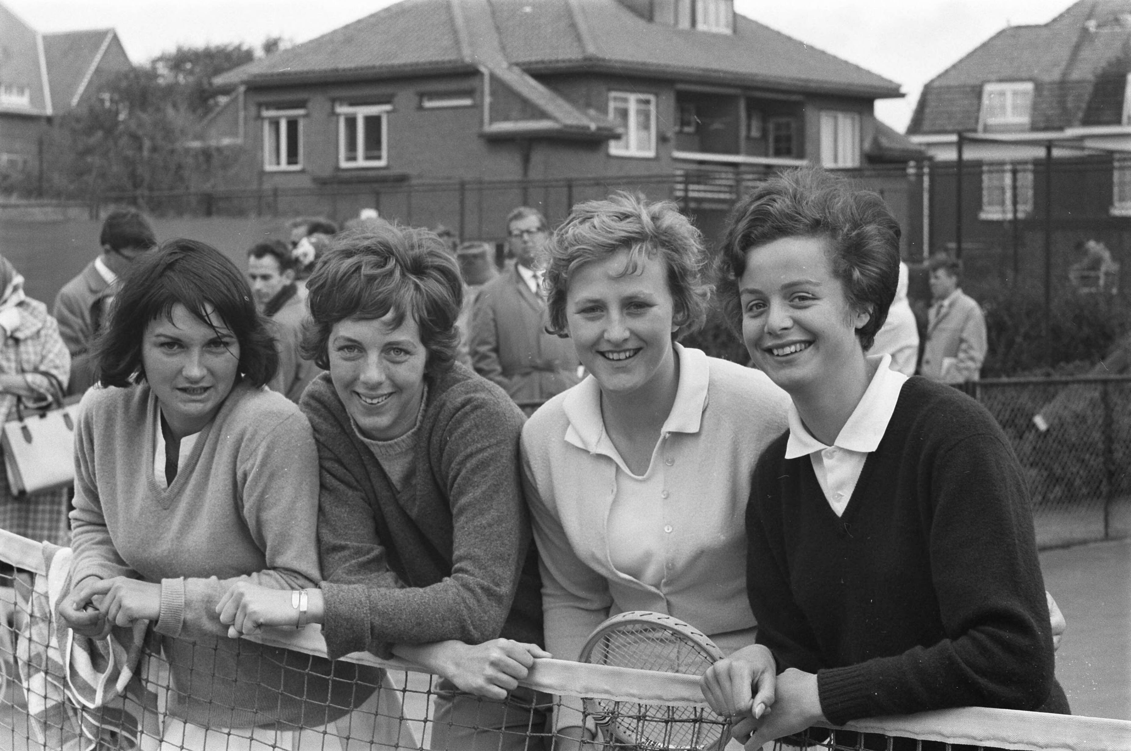Fotocollectie Anefo — Nationale Tenniskampioenschappen. Vlnr. Ineke Pieksma, Marjan Moritz , Henriétte Ruinen en Joyce Sluyter — Foto: Pot, Harry / Anefo. Licentie: Set B: Rechtenvrij / Publiek Domein. Bron: Nationaal Archief. http://hdl.handle.net/10648/a9df8fca-d0b4-102d-bcf8-003048976d84