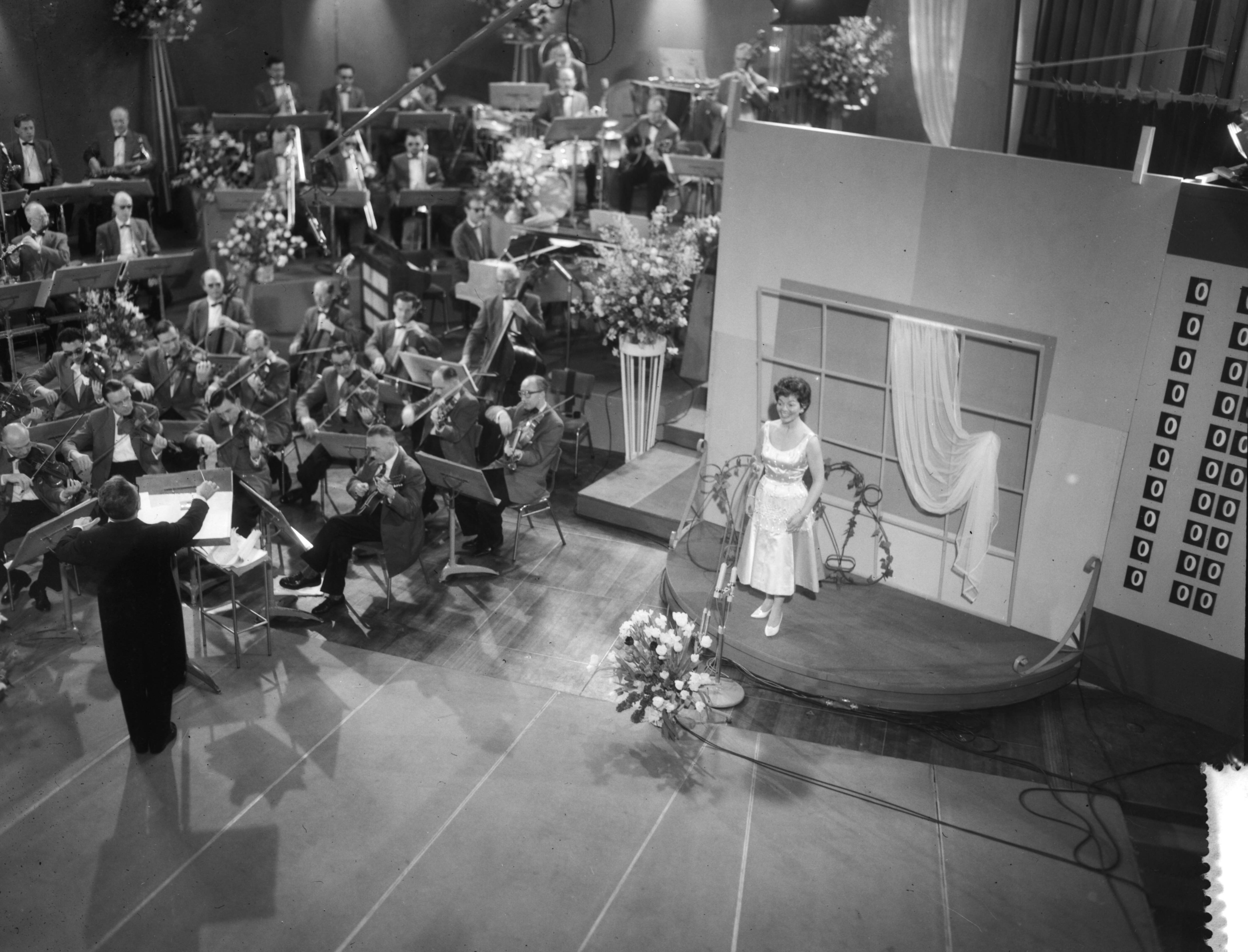 Eurovisie Songfestival 1958 — Eurovisie Songfestival. Deelneemster Lys Assia (Zwitserland) — Foto: Pot, Harry / Anefo. Licentie: Set B: Rechtenvrij / Publiek Domein. Bron: Nationaal Archief. http://hdl.handle.net/10648/a9774cb2-d0b4-102d-bcf8-003048976d84