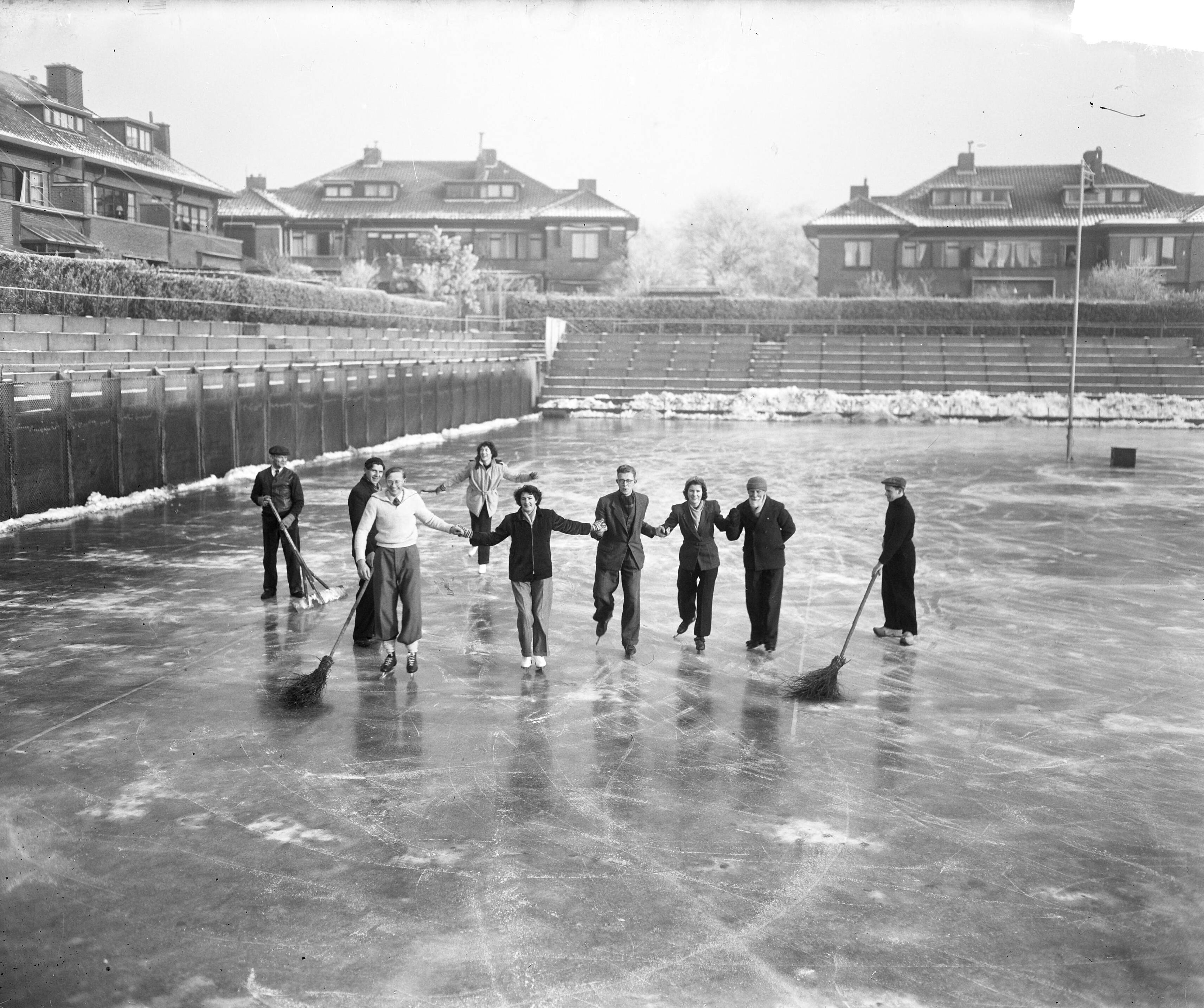 Fotocollectie Anefo — Opening eerste openlucht ijsbaan op de METS tennisbanen te Scheveningen — Foto: Duinen, H. van / Anefo. Licentie: Set B: Rechtenvrij / Publiek Domein. Bron: Nationaal Archief. http://hdl.handle.net/10648/a8e8c4c4-d0b4-102d-bcf8-003048976d84