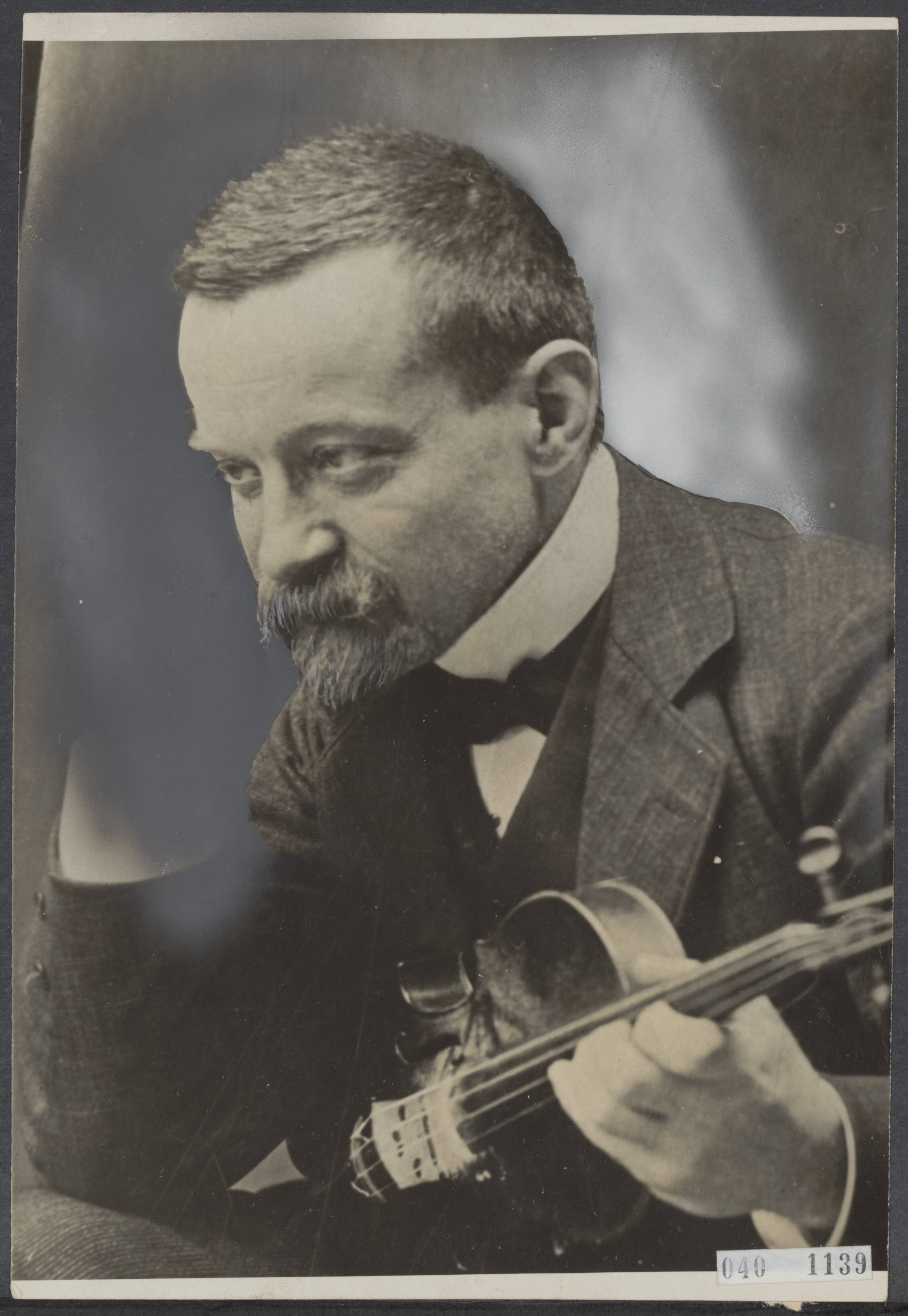 Fotocollectie Elsevier Binnenland — Te Breda overleed de heer Arman Berlioz, in leven leraar voor viool aan de Algemene Zang- en Muziekschool te Breda en een zeer gevierd vioolsolist. Hij was een Fransman van geboorte en afstammeling van de componist Hector Berlioz — Foto: N.V. Vereenigde Fotobureaux. Licentie: Set B: Rechtenvrij / Publiek Domein. Bron: Nationaal Archief. http://hdl.handle.net/10648/adf53a38-d0b4-102d-bcf8-003048976d84