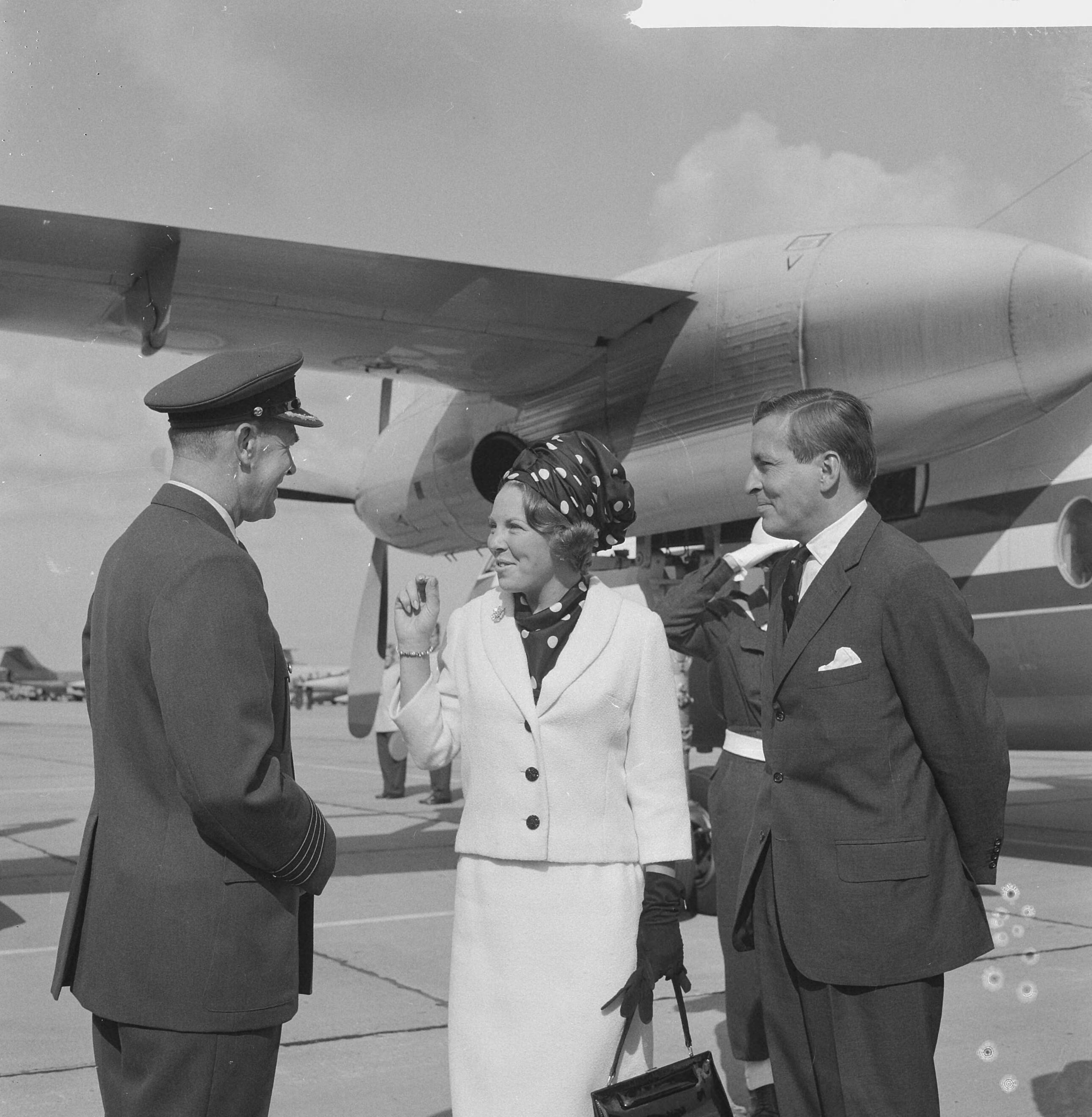 Bezoek van prinses Beatrix en Claus von Amsberg aan de drie noordelijke provincies — Bezoek prinses Beatrix en haar verloofde Claus von Amsberg aan Leeuwarden, aankomst op vliegbasis Leeuwarden met de Fokker Friendship "Gerben Wagenaar". Begroeting door de commandant van de vliegbasis, kolonel J.H. Knoop — Foto: Kroon, Ron / Anefo. Licentie: Set B: Rechtenvrij / Publiek Domein. Bron: Nationaal Archief. http://hdl.handle.net/10648/aabefc8c-d0b4-102d-bcf8-003048976d84