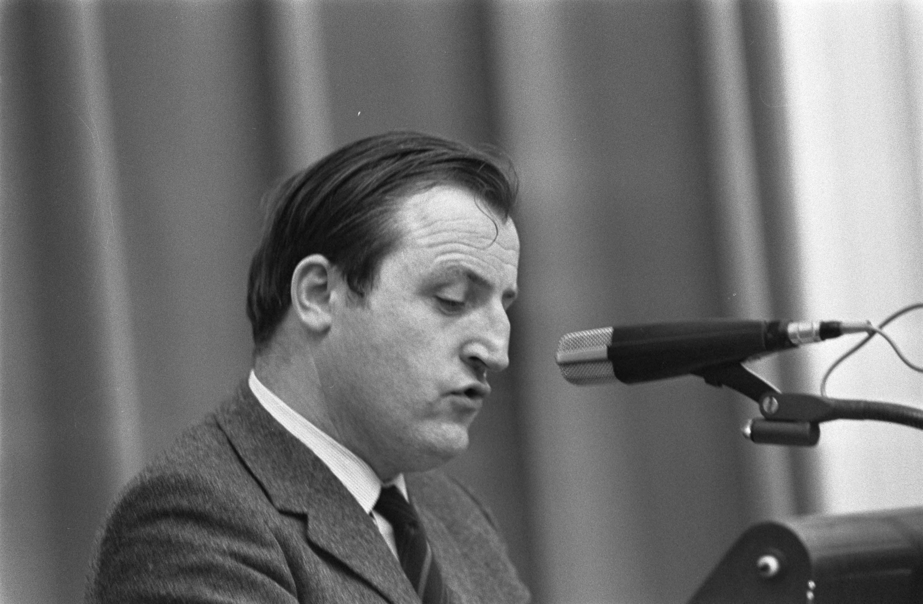 Fotocollectie Anefo — Tweede Kamer : Wet Veringa aangenomen; Den Haag ; Masman — Foto: Evers, Joost / Anefo. Licentie: Set B: Rechtenvrij / Publiek Domein. Bron: Nationaal Archief. http://hdl.handle.net/10648/aba497a6-d0b4-102d-bcf8-003048976d84