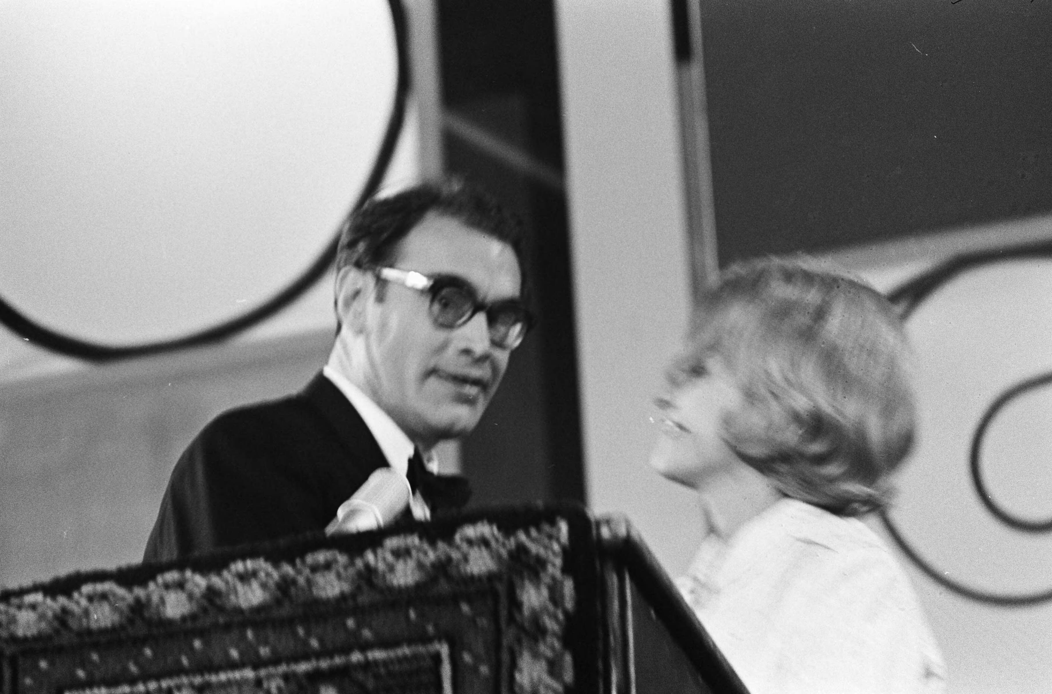 Grand Gala du Disque 1963 — Grand Gala du Disque Populair in het Kurhaus te Scheveningen. Marlene Dietrich en presentator Godfried Bomans — Foto: Koch, Eric / Anefo. Licentie: Set B: Rechtenvrij / Publiek Domein. Bron: Nationaal Archief. http://hdl.handle.net/10648/aa49705c-d0b4-102d-bcf8-003048976d84