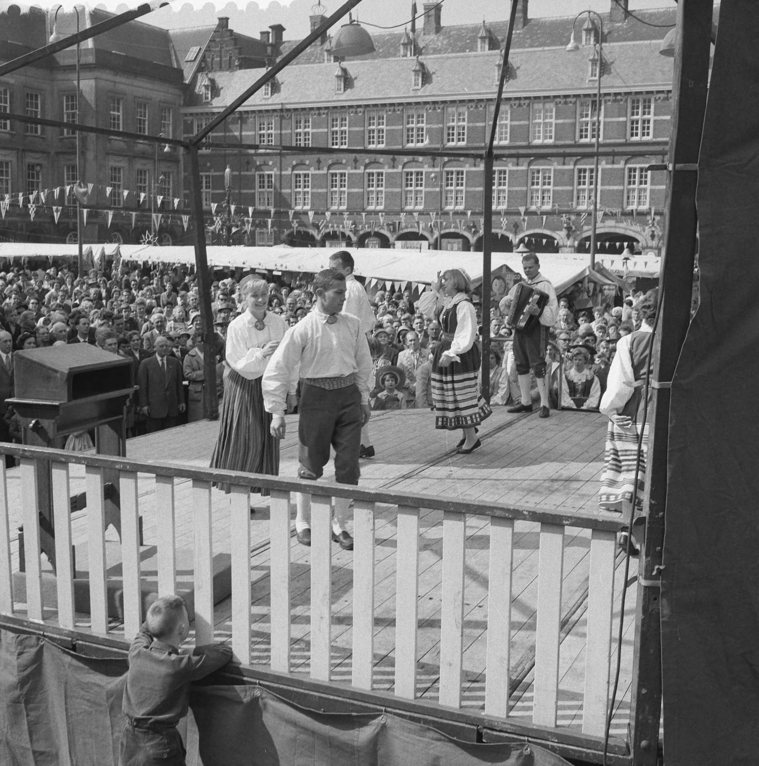 Fotocollectie Anefo — Ontsteken van het bevrijdingsvuur door minister Klompé op het Binnenhof te Den Haag, Letlandse dansers demonstreren hun dansen — Foto: Behrens, Herbert F. / Anefo. Licentie: Set B: Rechtenvrij / Publiek Domein. Bron: Nationaal Archief. http://hdl.handle.net/10648/a9adfb68-d0b4-102d-bcf8-003048976d84