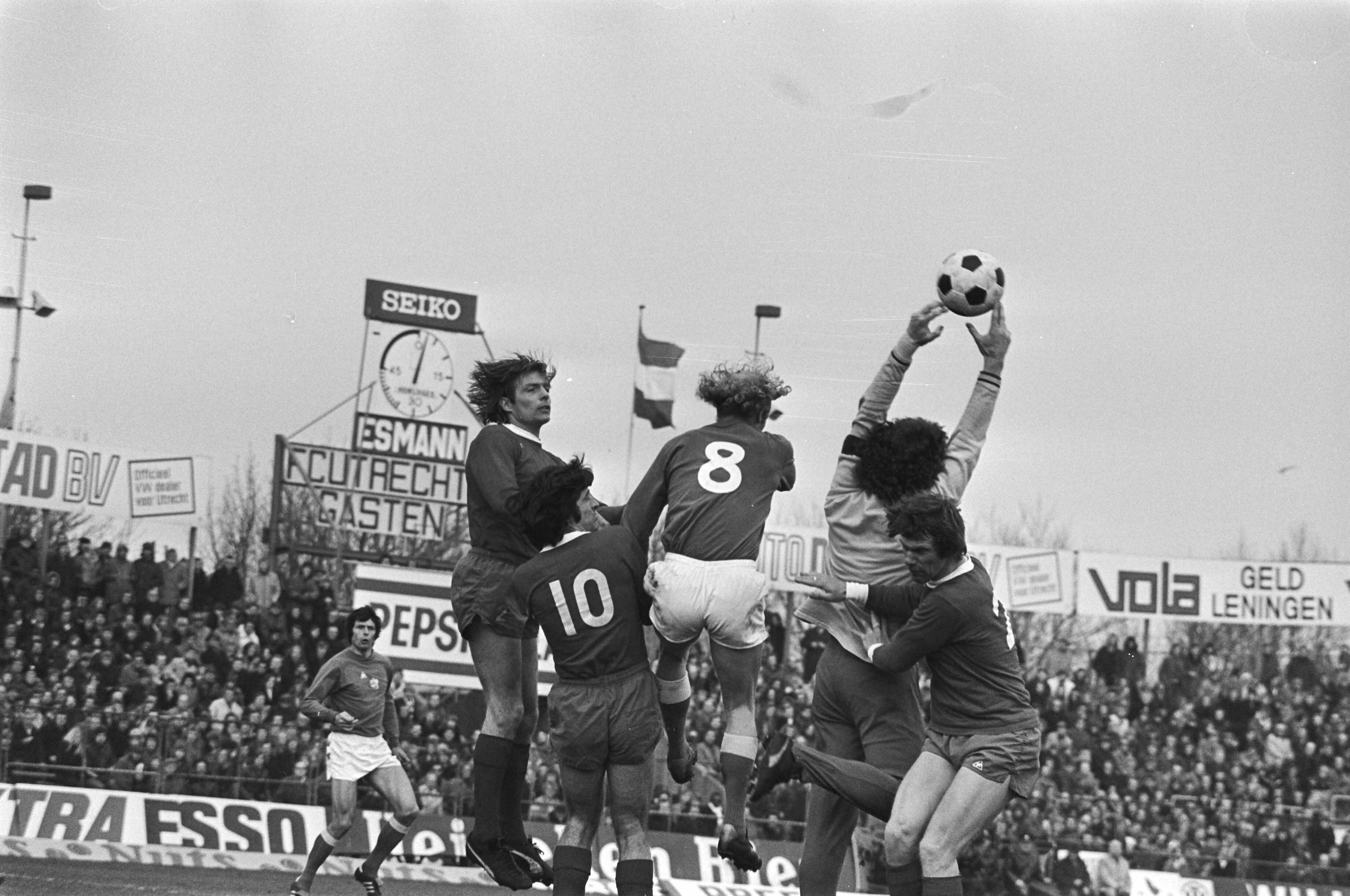 Fotocollectie Anefo — Utrecht tegen Ajax 1-1; spelmomenten — Foto: Bogaerts, Rob / Anefo. Licentie: Set B: Rechtenvrij / Publiek Domein. Bron: Nationaal Archief. http://hdl.handle.net/10648/ac7ebbe8-d0b4-102d-bcf8-003048976d84