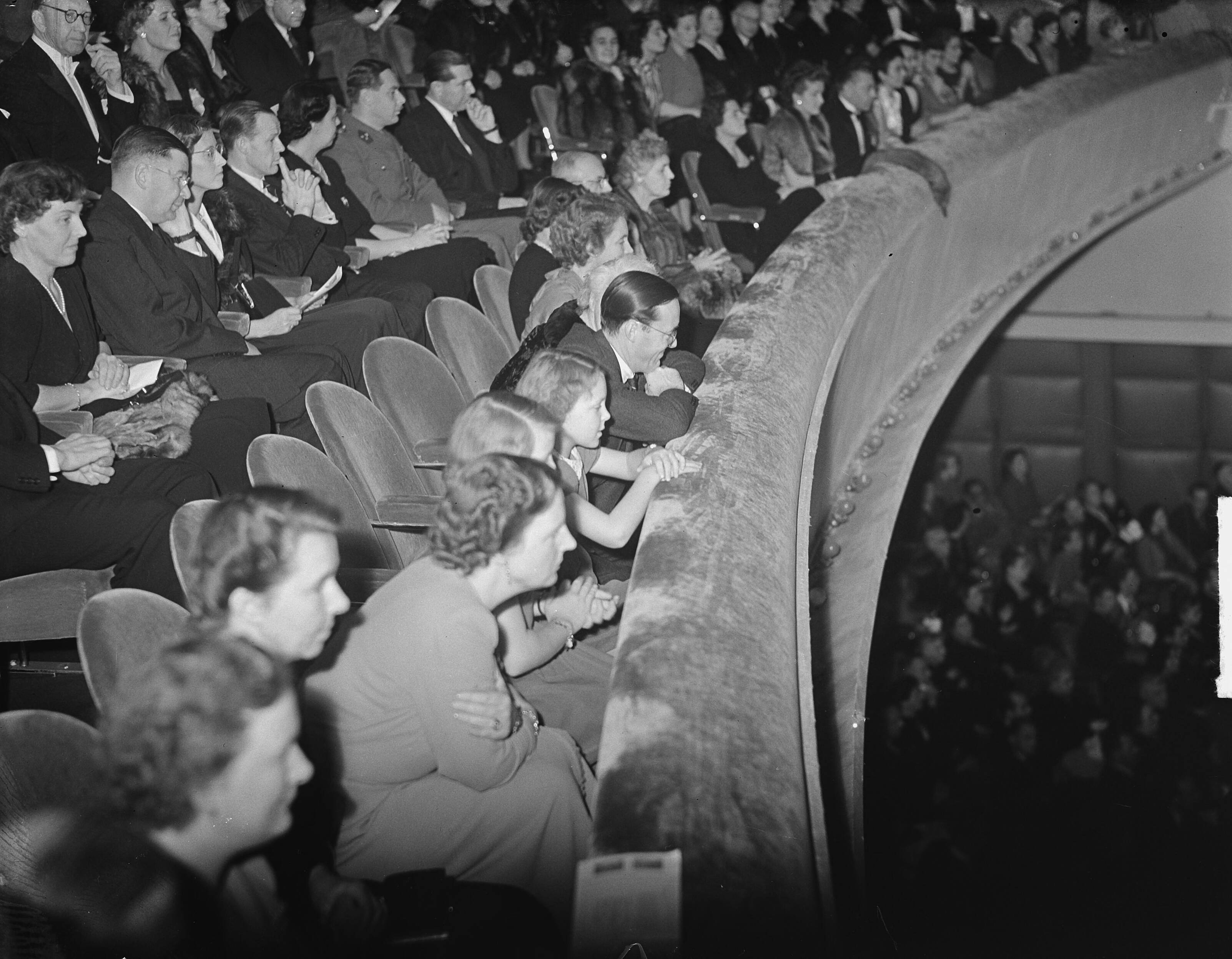 Fotocollectie Anefo — Koninklijk gezin bij voorstelling van de revue "Snip en Snap" in theater Gooiland te Hilversum — Foto: Noske, J.D. / Anefo. Licentie: Set B: Rechtenvrij / Publiek Domein. Bron: Nationaal Archief. http://hdl.handle.net/10648/a8d1fb36-d0b4-102d-bcf8-003048976d84