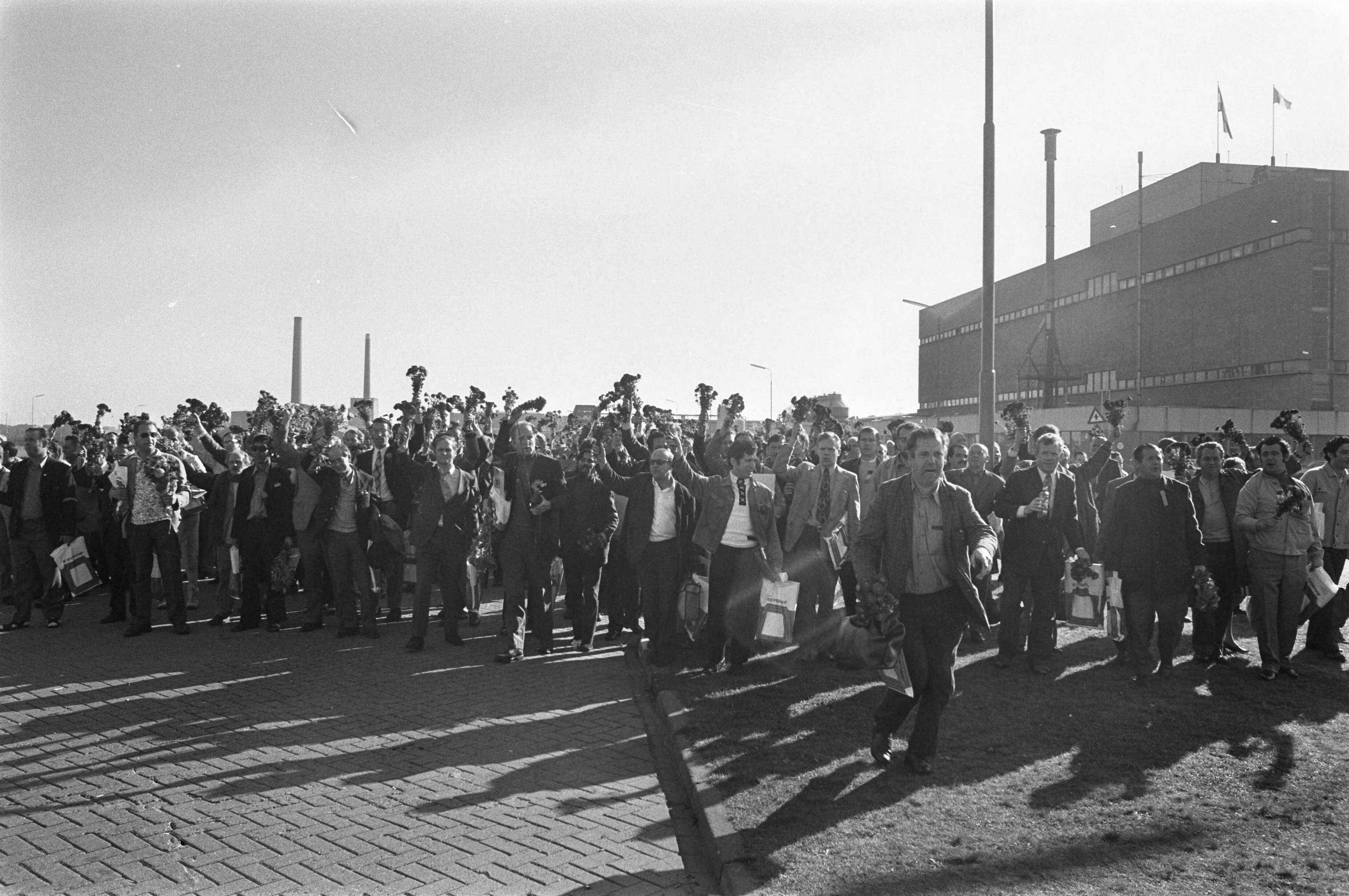 Fotocollectie Anefo — Bezetting ENKA Breda opgeheven, bezetters komen naar buient met bloemen — Foto: Verhoeff, Bert / Anefo. Licentie: Set B: Rechtenvrij / Publiek Domein. Bron: Nationaal Archief. http://hdl.handle.net/10648/abf6ef1a-d0b4-102d-bcf8-003048976d84