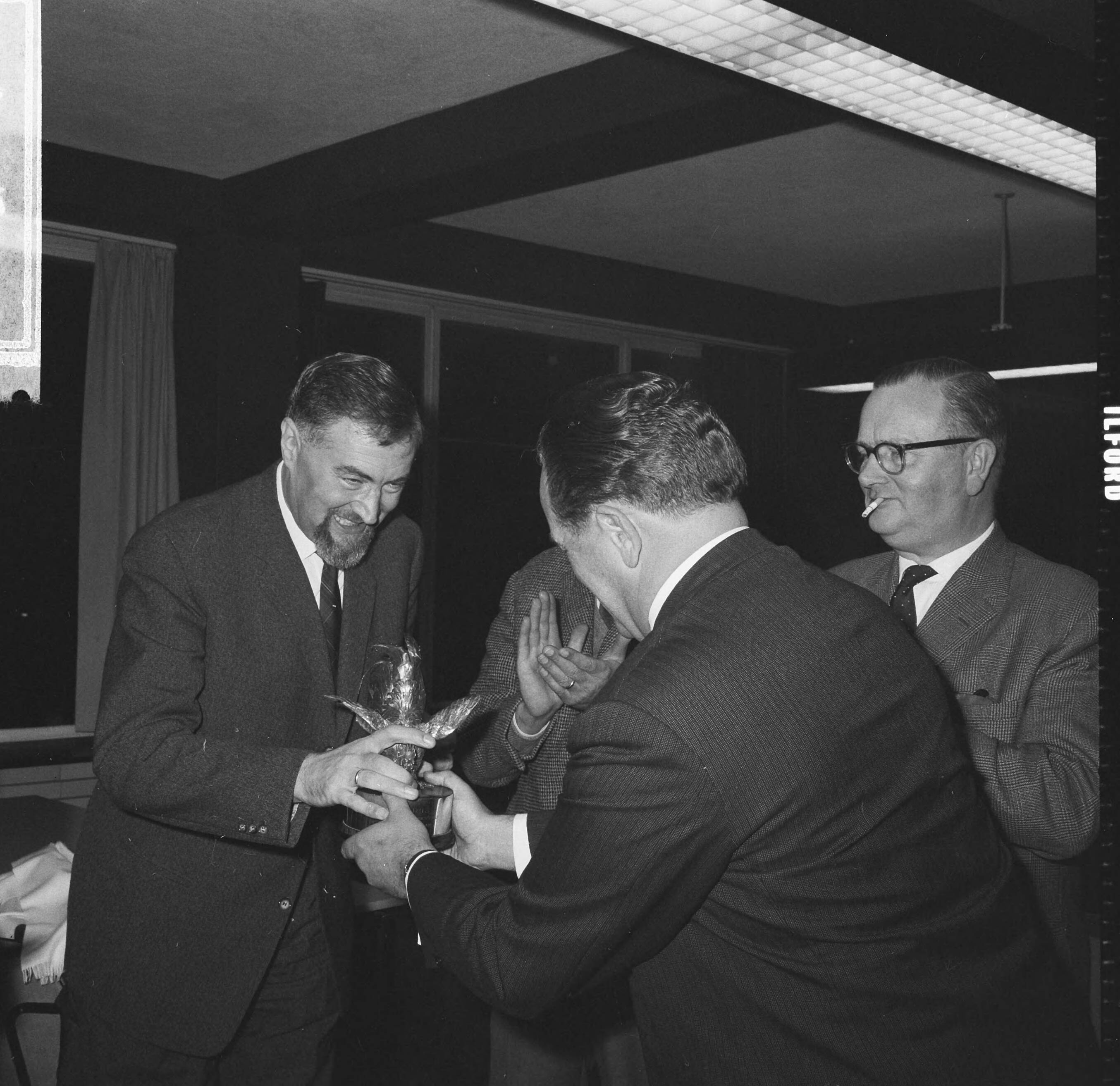 Fotocollectie Anefo — Schaakkampioen van Nederland, Lodewijk Prins, bij het in ontvangst nemen van zijn prijs te Den Haag — Foto: Nijs, Jac. de / Anefo. Licentie: Set B: Rechtenvrij / Publiek Domein. Bron: Nationaal Archief. http://hdl.handle.net/10648/aad0bce2-d0b4-102d-bcf8-003048976d84