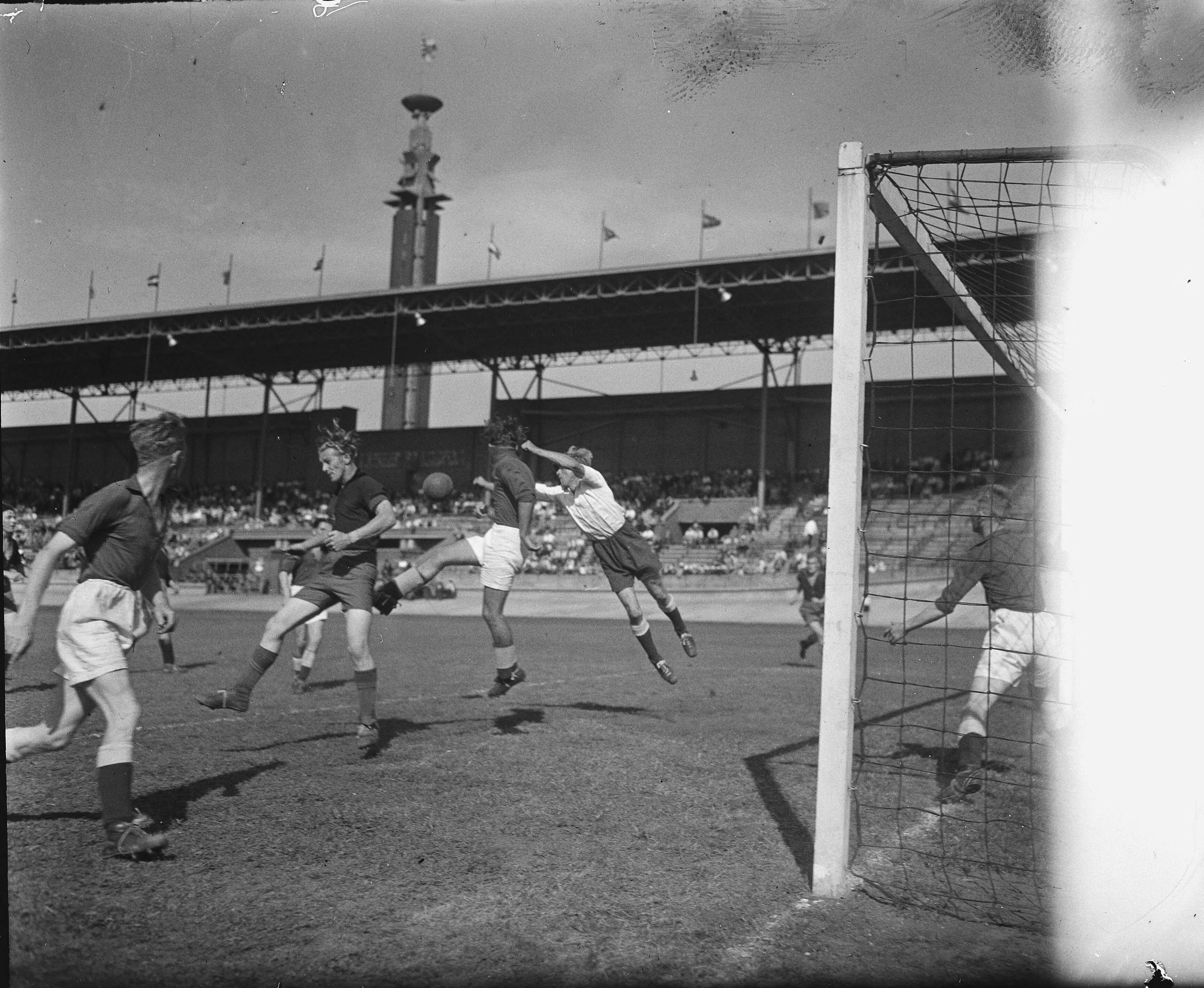 Fotocollectie Anefo — Zilveren Ponttoernooi in Amsterdam. Finale. Haarlem tegen AGOVV (0-1) — Foto: Wisman, Bram / Anefo. Licentie: Set B: Rechtenvrij / Publiek Domein. Bron: Nationaal Archief. http://hdl.handle.net/10648/a8abf8e6-d0b4-102d-bcf8-003048976d84