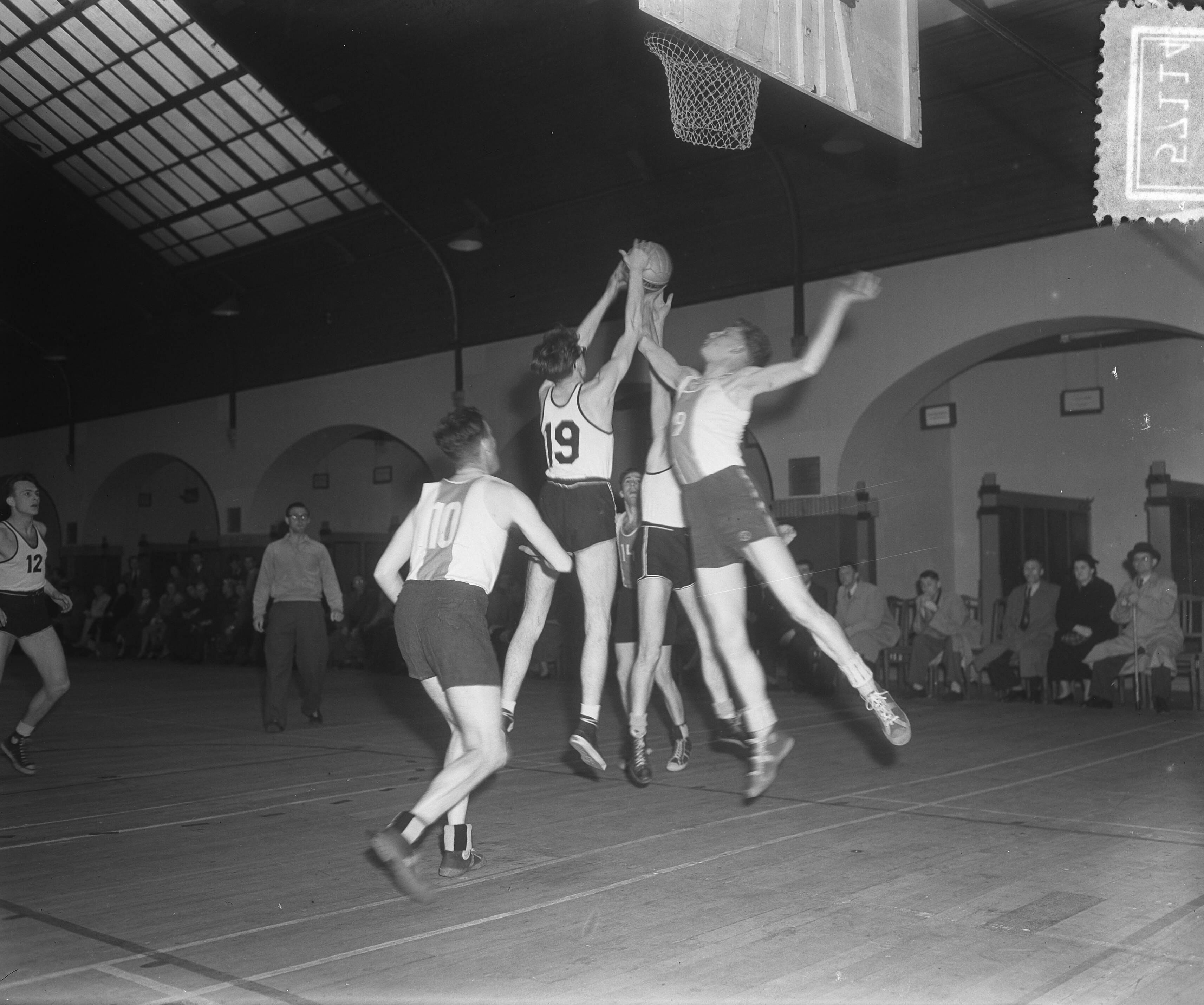 Fotocollectie Anefo — Basketbalkampioenschappen Haarlem. DED Amsterdam tegen Oosterkwartier Haarlem. Heren — Foto: Pot, Harry / Anefo. Licentie: Set B: Rechtenvrij / Publiek Domein. Bron: Nationaal Archief. http://hdl.handle.net/10648/a90bb088-d0b4-102d-bcf8-003048976d84