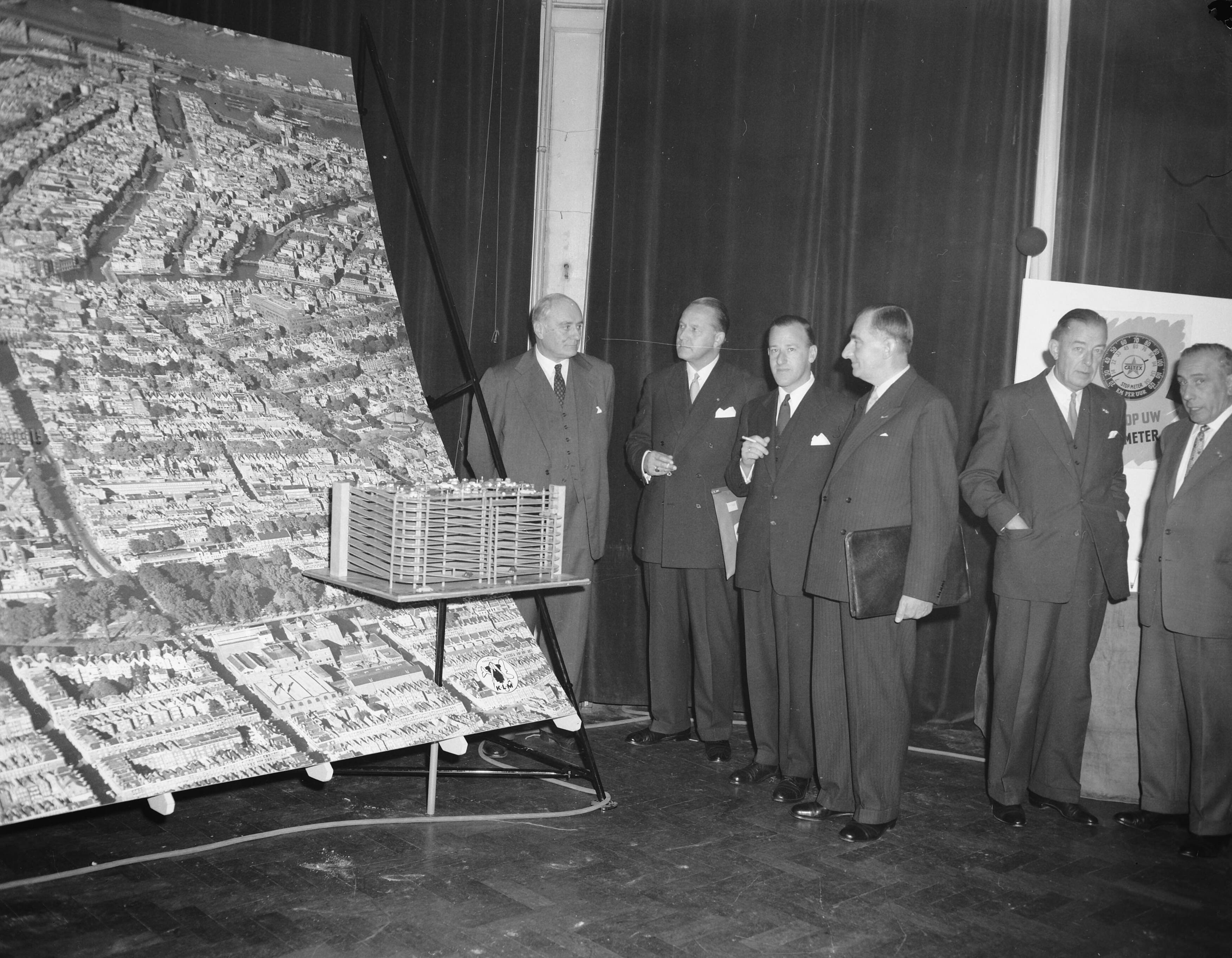 Fotocollectie Anefo — Vijftiende wegverkeersdag in Scheveningen (namen bij negatief) — Foto: Behrens, Herbert F. / Anefo. Licentie: Set B: Rechtenvrij / Publiek Domein. Bron: Nationaal Archief. http://hdl.handle.net/10648/a96d0b44-d0b4-102d-bcf8-003048976d84