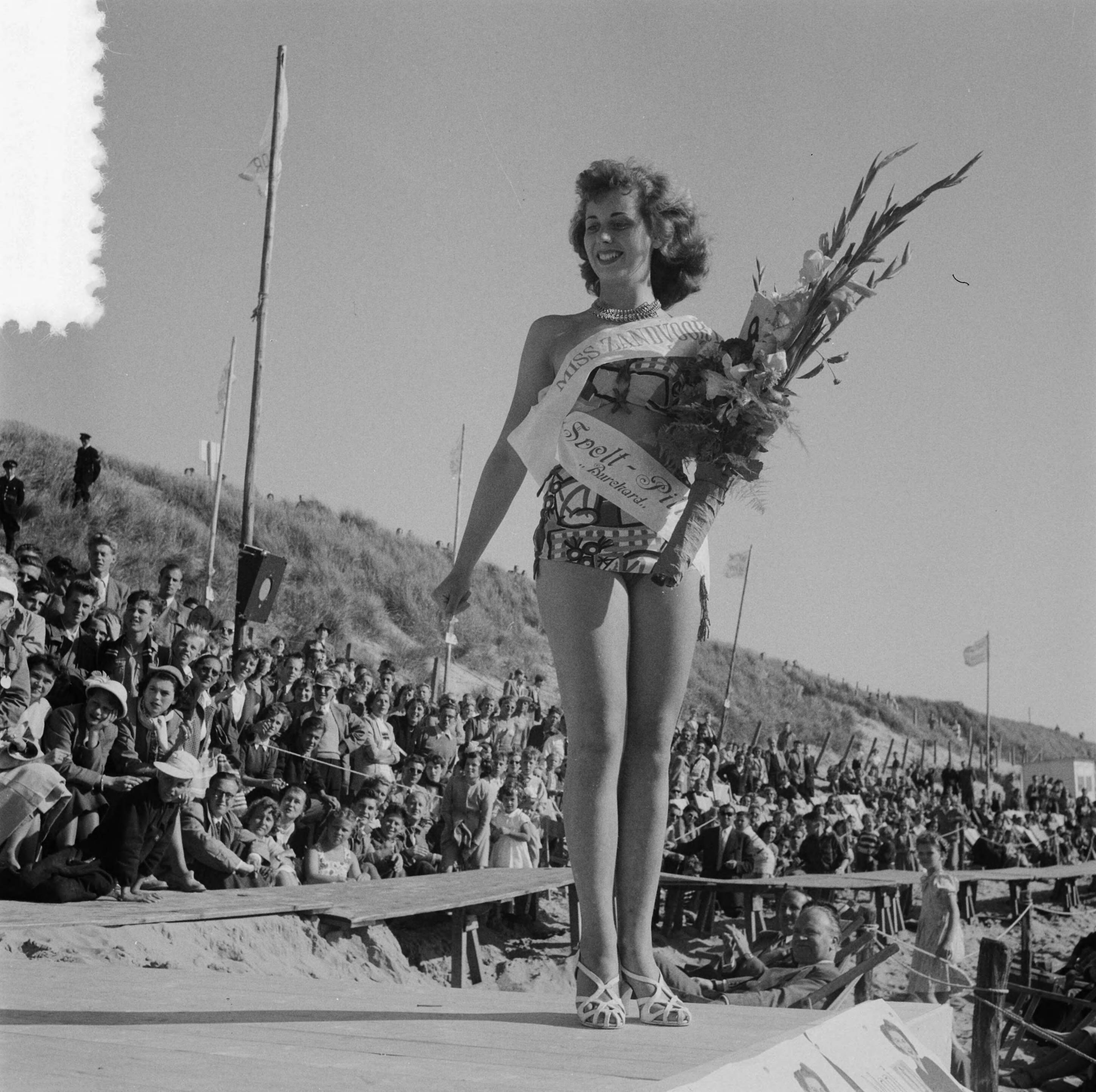 Miss Zandvoort — Verkiezing Miss Zandvoort; winnares Mimi Kok (17 jaar) — Foto: Pot, Harry / Anefo. Licentie: Set B: Rechtenvrij / Publiek Domein. Bron: Nationaal Archief. http://hdl.handle.net/10648/a8ed3216-d0b4-102d-bcf8-003048976d84