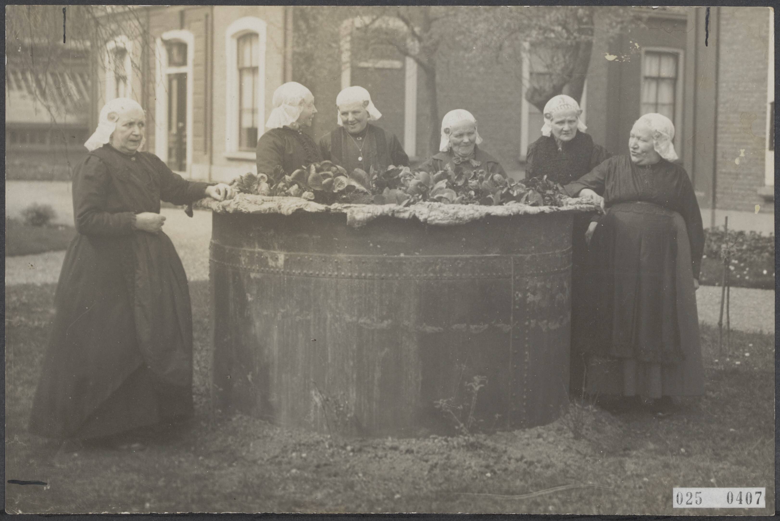 Fotocollectie Elsevier Binnenland — Aantal oudere vrouwen rond een oude soepketel van een gasthuis [in Leeuwarden], nu in gebruik als bloempot — Foto: De Fotocentrale. Licentie: Set B: Rechtenvrij / Publiek Domein. Bron: Nationaal Archief. http://hdl.handle.net/10648/adda734c-d0b4-102d-bcf8-003048976d84