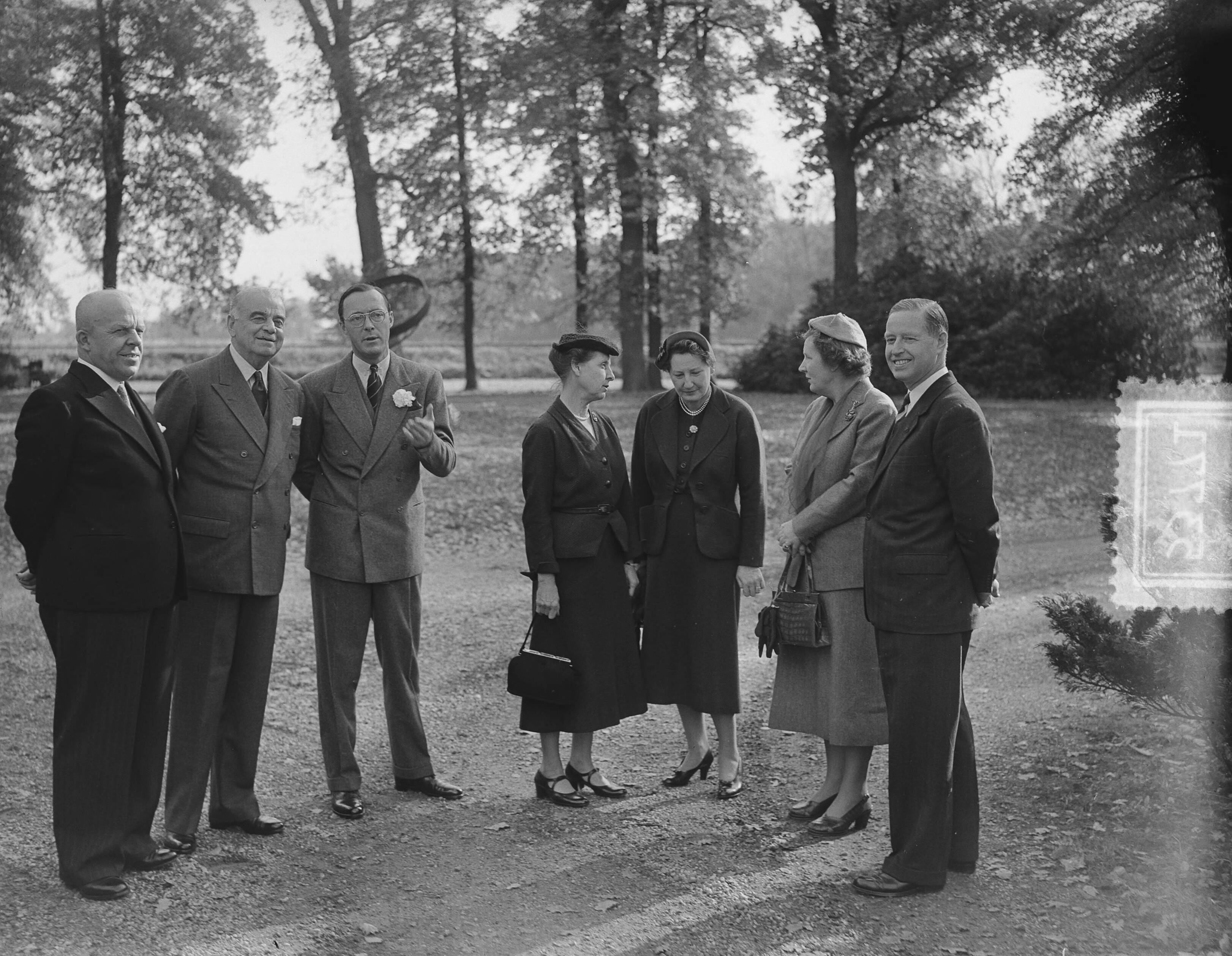 Koningin Juliana ontvangt Lord en Lady Ismay op Raaphorst te Wassenaar — Foto: Bilsen, Joop van / Anefo. — Licentie: Set B: Rechtenvrij / Publiek Domein. Bron: Nationaal Archief. http://hdl.handle.net/10648/a9019b8e-d0b4-102d-bcf8-003048976d84
