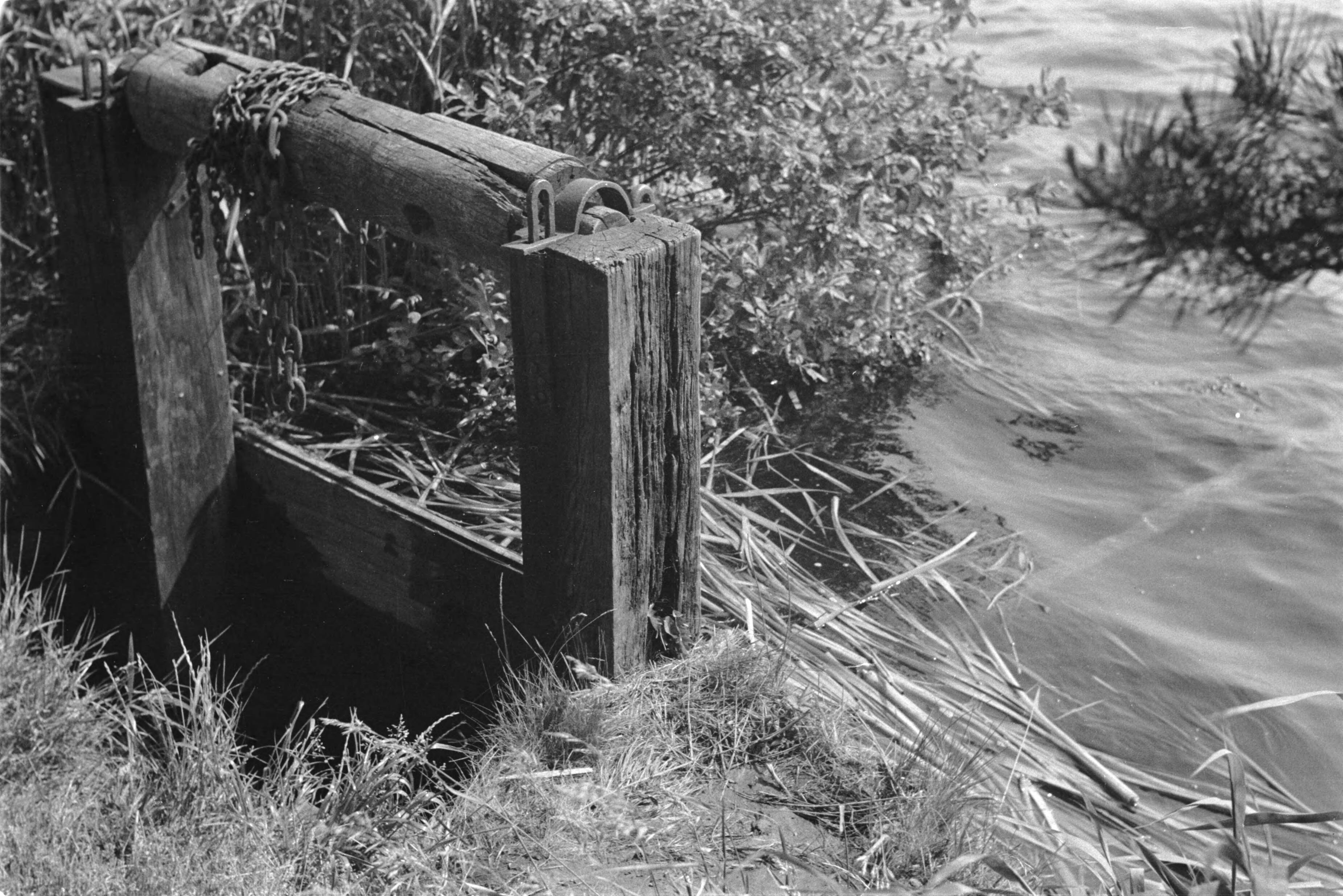 Fotocollectie Nederlandse Heidemaatschappij — Gulpen|visserij |viskwekerijen — Foto: Fotograaf Onbekend / Heidemij. Licentie: Set B: Rechtenvrij / Publiek Domein. Bron: Nationaal Archief. http://hdl.handle.net/10648/ae89d990-d0b4-102d-bcf8-003048976d84