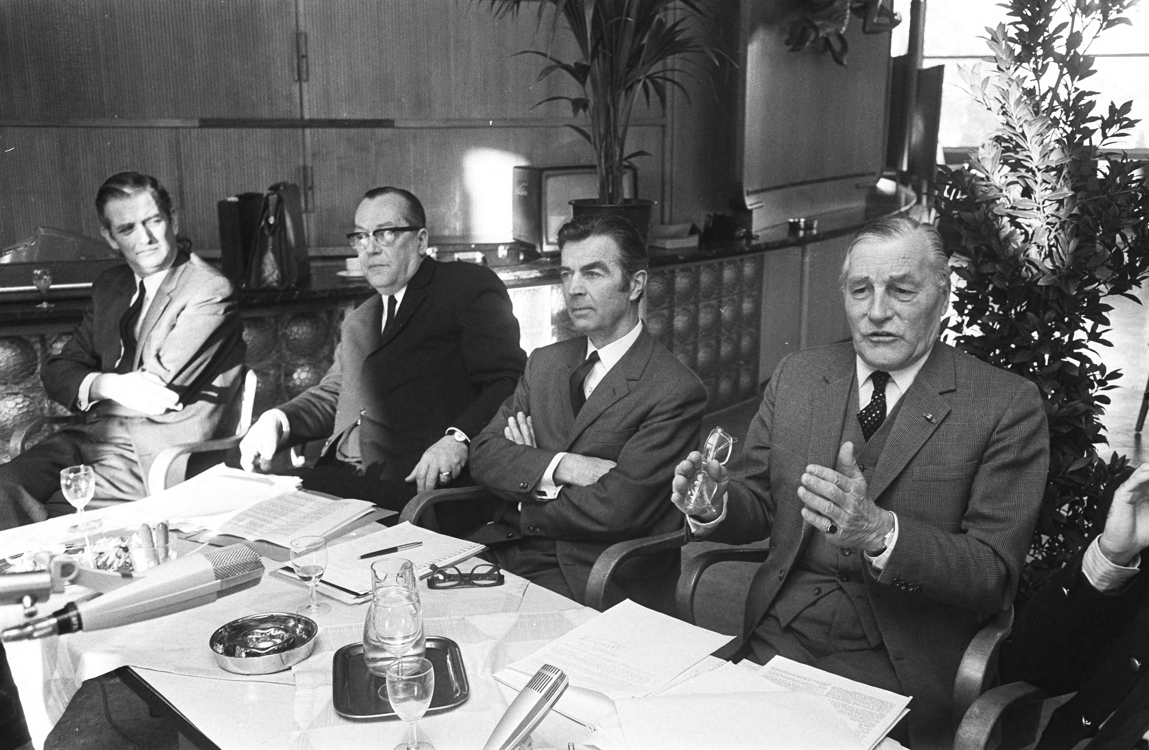 Fotocollectie Anefo — AVRO heeft meer radiozendtijd: persconferentie in Hilversum, vlnr. . S. van der Zee (hoofd Televisie). J. M. van Overvest (directeur Radio), J. C. Bongenaar (financieel-economisch directeur en AVRO-voorzitter ,mr. L. H. Slotemaker — Foto: Verhoeff, Bert / Anefo. Licentie: Set B: Rechtenvrij / Publiek Domein. Bron: Nationaal Archief. http://hdl.handle.net/10648/abb54bc8-d0b4-102d-bcf8-003048976d84