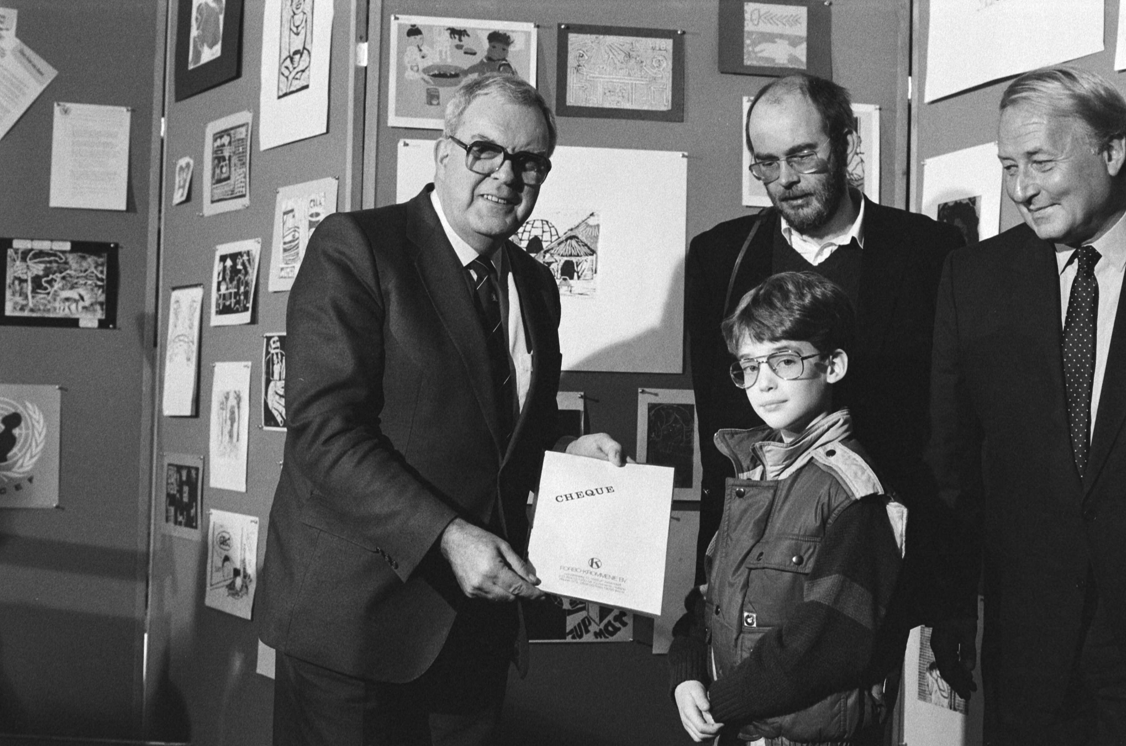 Fotocollectie Anefo — Opdracht Audet drs. A. J. Lems , burgemeester Zaanstad overhandigt de prijs aan Marcel — Foto: Vollebregt, Sjakkelien / Anefo. Licentie: Set B: Rechtenvrij / Publiek Domein. Bron: Nationaal Archief. http://hdl.handle.net/10648/ad410176-d0b4-102d-bcf8-003048976d84