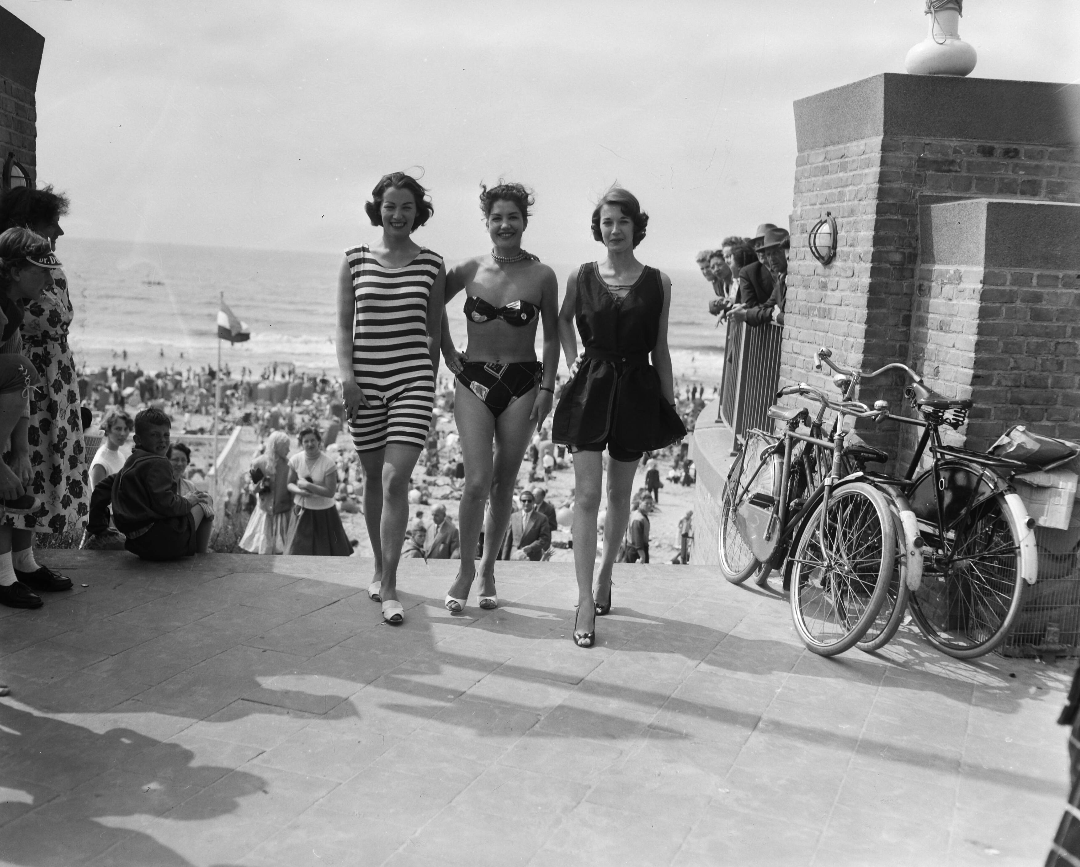 Fotocollectie Anefo — Badpakkenshow bij Hotel Bouwens te Zandvoort — Foto: Pot, Harry / Anefo. Licentie: Set B: Rechtenvrij / Publiek Domein. Bron: Nationaal Archief. http://hdl.handle.net/10648/a94c2d48-d0b4-102d-bcf8-003048976d84