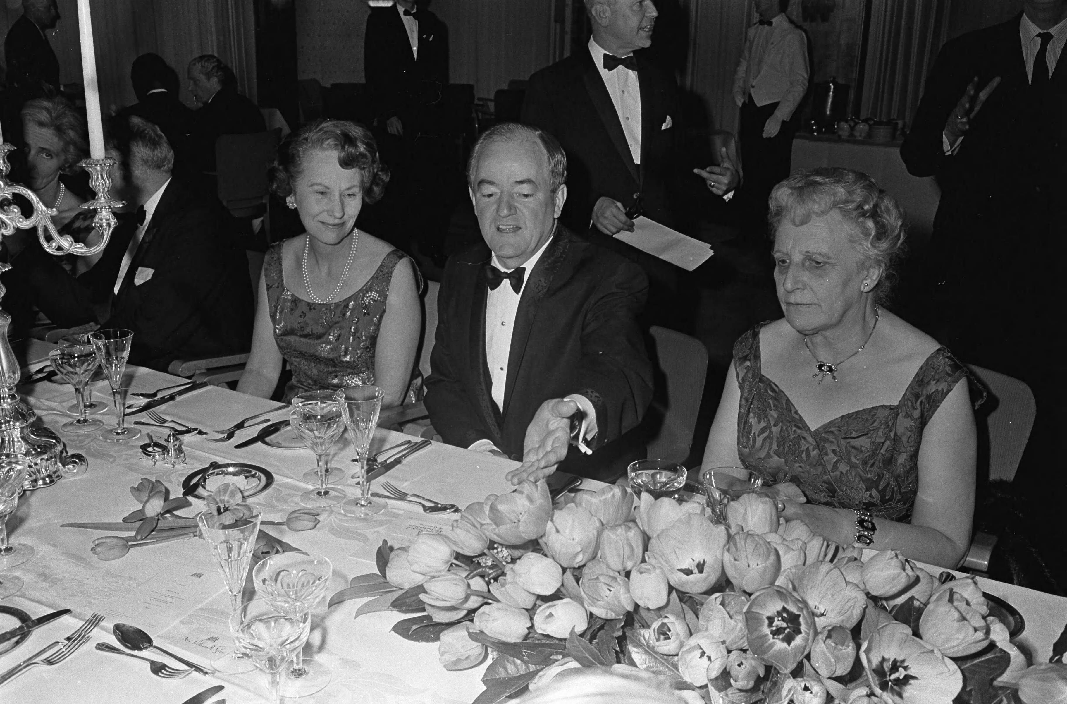 Fotocollectie Anefo — Bezoek vice president Humphrey , regeringsdiner, v.l.n.r mevrouw Luns , Humphrey en mevrouw de Quay in Hotel de Witte Brug te Den Haag — Foto: Koch, Eric / Anefo. Licentie: Set B: Rechtenvrij / Publiek Domein. Bron: Nationaal Archief. http://hdl.handle.net/10648/ab13fd40-d0b4-102d-bcf8-003048976d84