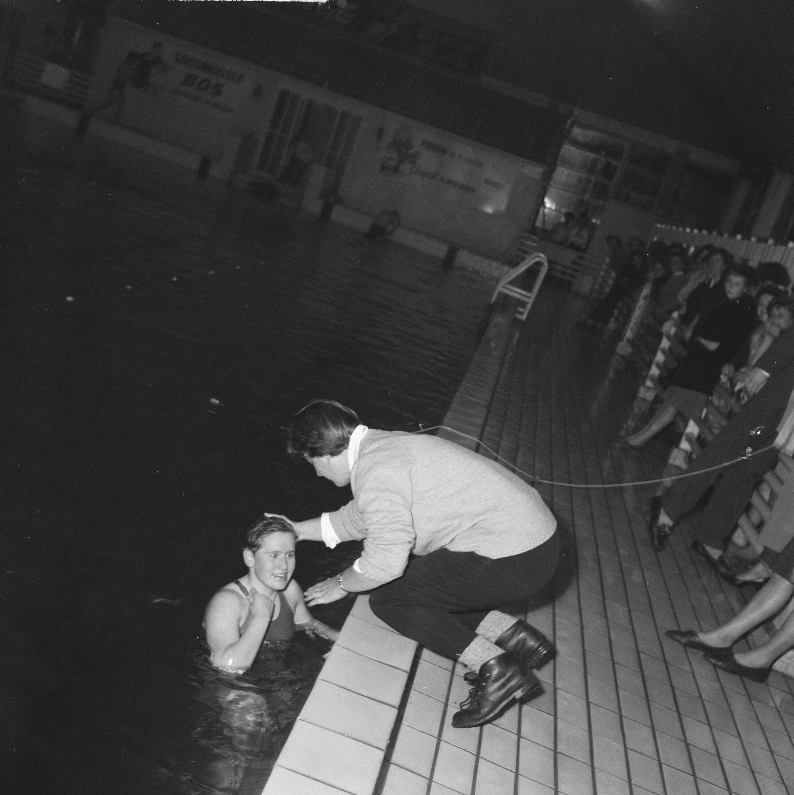 Fotocollectie Anefo — Recordpoging van de 16-jarige zwemster Marianne Heemskerk op de 400 meter wisselslag — Foto: Nijs, Jac. de / Anefo. Licentie: Set B: Rechtenvrij / Publiek Domein. Bron: Nationaal Archief. http://hdl.handle.net/10648/a9cbf64a-d0b4-102d-bcf8-003048976d84