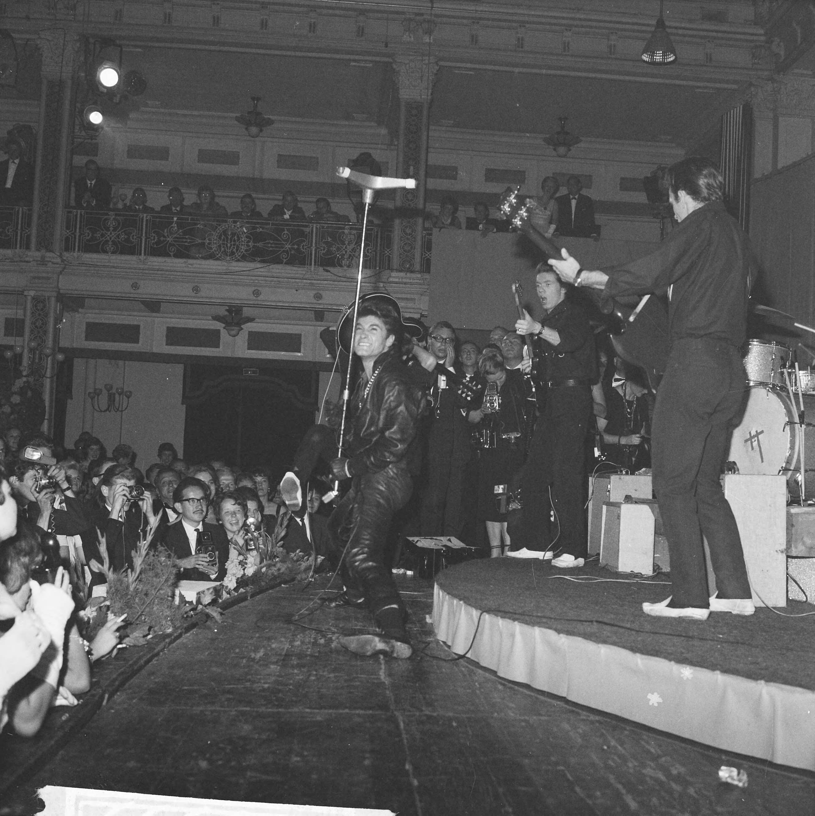 Grand Gala du Disque 1962 — Grand Gala du Disque. Optreden Vince Taylor and his Playboys — Foto: Koch, Eric / Anefo. Licentie: Set B: Rechtenvrij / Publiek Domein. Bron: Nationaal Archief. http://hdl.handle.net/10648/aa196420-d0b4-102d-bcf8-003048976d84