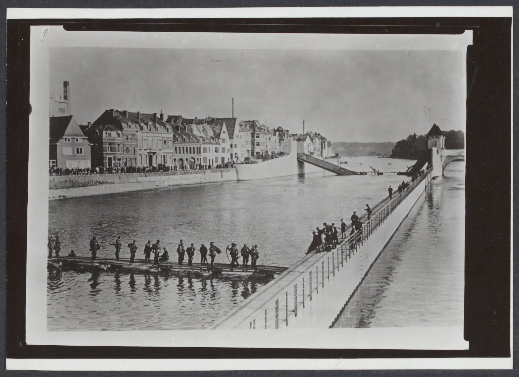 Maastricht, 1940 en 1945 — [reeks: Maastricht, 1940 en 1945] [Duitse troepen steken in Maastricht de Maas over] — Foto: Onbekend / Publiek Domein of Rechtenvrij. Licentie: Set B: Rechtenvrij / Publiek Domein. Bron: Nationaal Archief. http://hdl.handle.net/10648/0e7902ce-d223-7ae0-3f24-c3706f2cc901