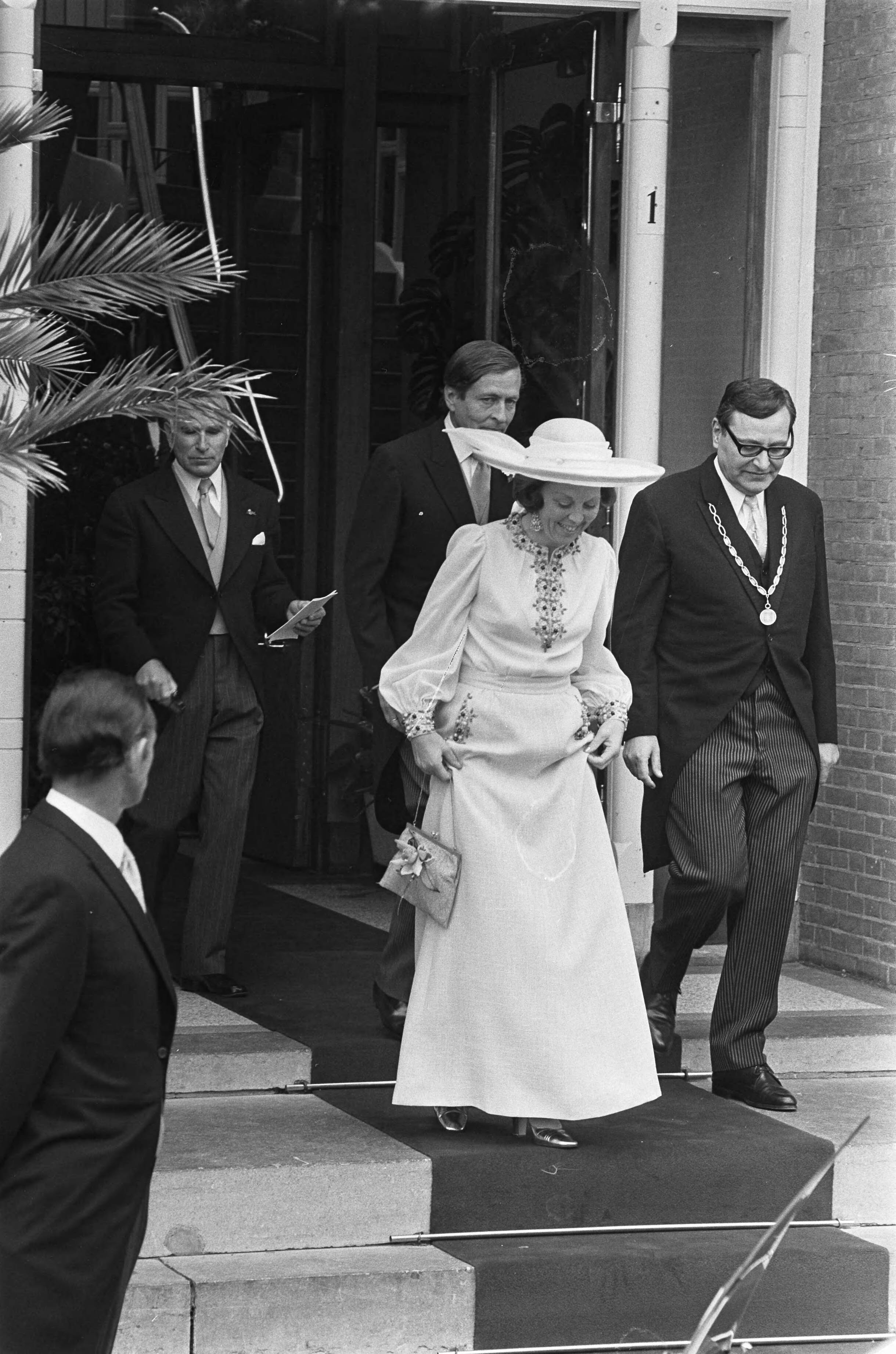 Huwelijk prinses Christina en Jorge Guillermo; de sluiting van het burgerlijk huwelijk in het stadhuis van Baarn — Prinses Beatrix en prins Claus bij het verlaten van het stadhuis — Foto: Meerdere fotografen / Anefo. Licentie: Set B: Rechtenvrij / Publiek Domein. Bron: Nationaal Archief. http://hdl.handle.net/10648/ac6c5340-d0b4-102d-bcf8-003048976d84