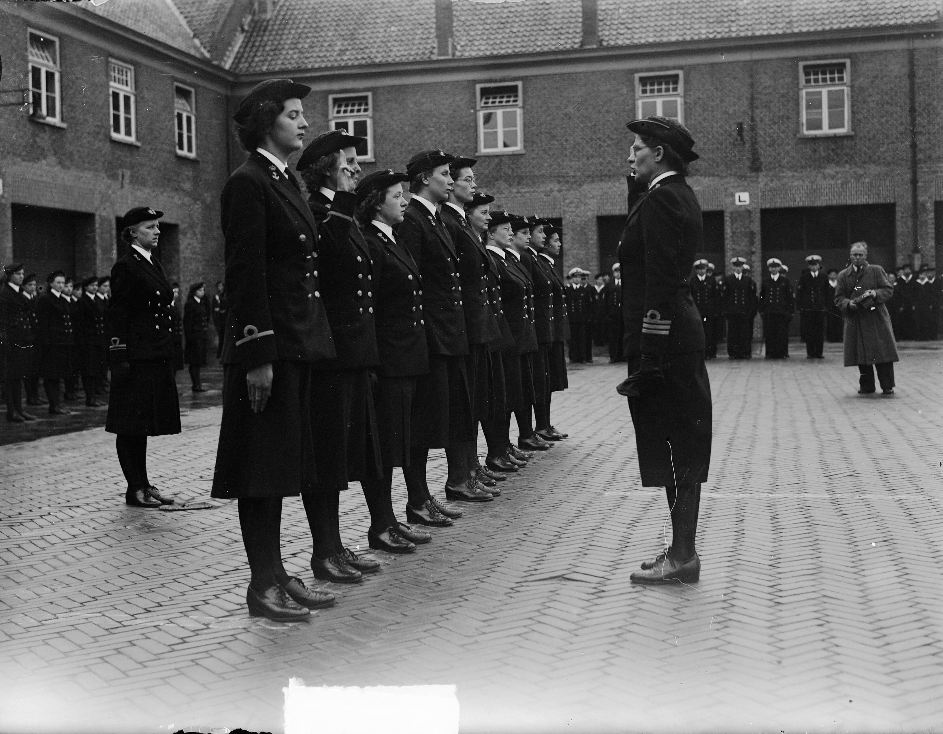 Fotocollectie Anefo — Beëdiging van Marva-officieren in Den Haag — Foto: Merk, Ben / Anefo. Licentie: Set B: Rechtenvrij / Publiek Domein. Bron: Nationaal Archief. http://hdl.handle.net/10648/a8bdd1ba-d0b4-102d-bcf8-003048976d84