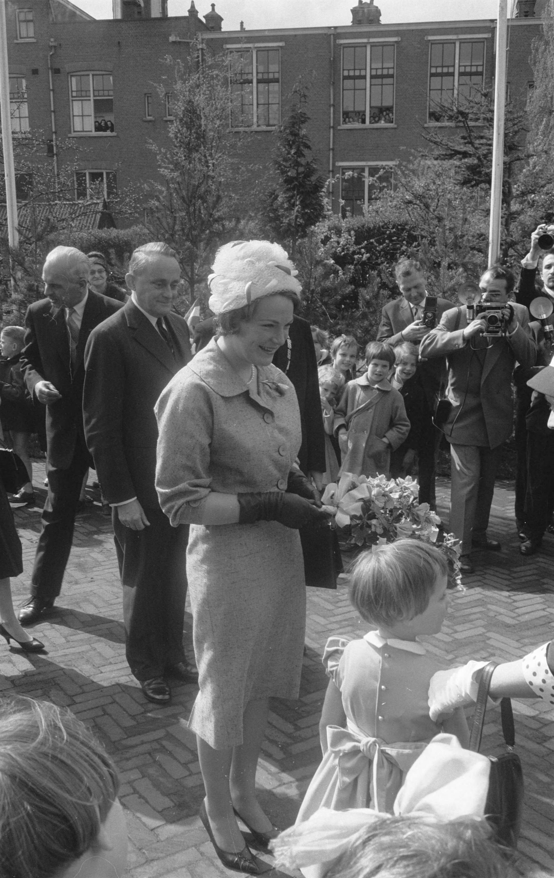 Fotocollectie Anefo — Opening door prinses Irene van de Flora Nova te Boskoop. Prinses Irene verricht openingsplechtigheid. Achter haar commissaris der koningin J. Klaasesz — Foto: Pot, Harry / Anefo. Licentie: Set B: Rechtenvrij / Publiek Domein. Bron: Nationaal Archief. http://hdl.handle.net/10648/a9d0d4bc-d0b4-102d-bcf8-003048976d84