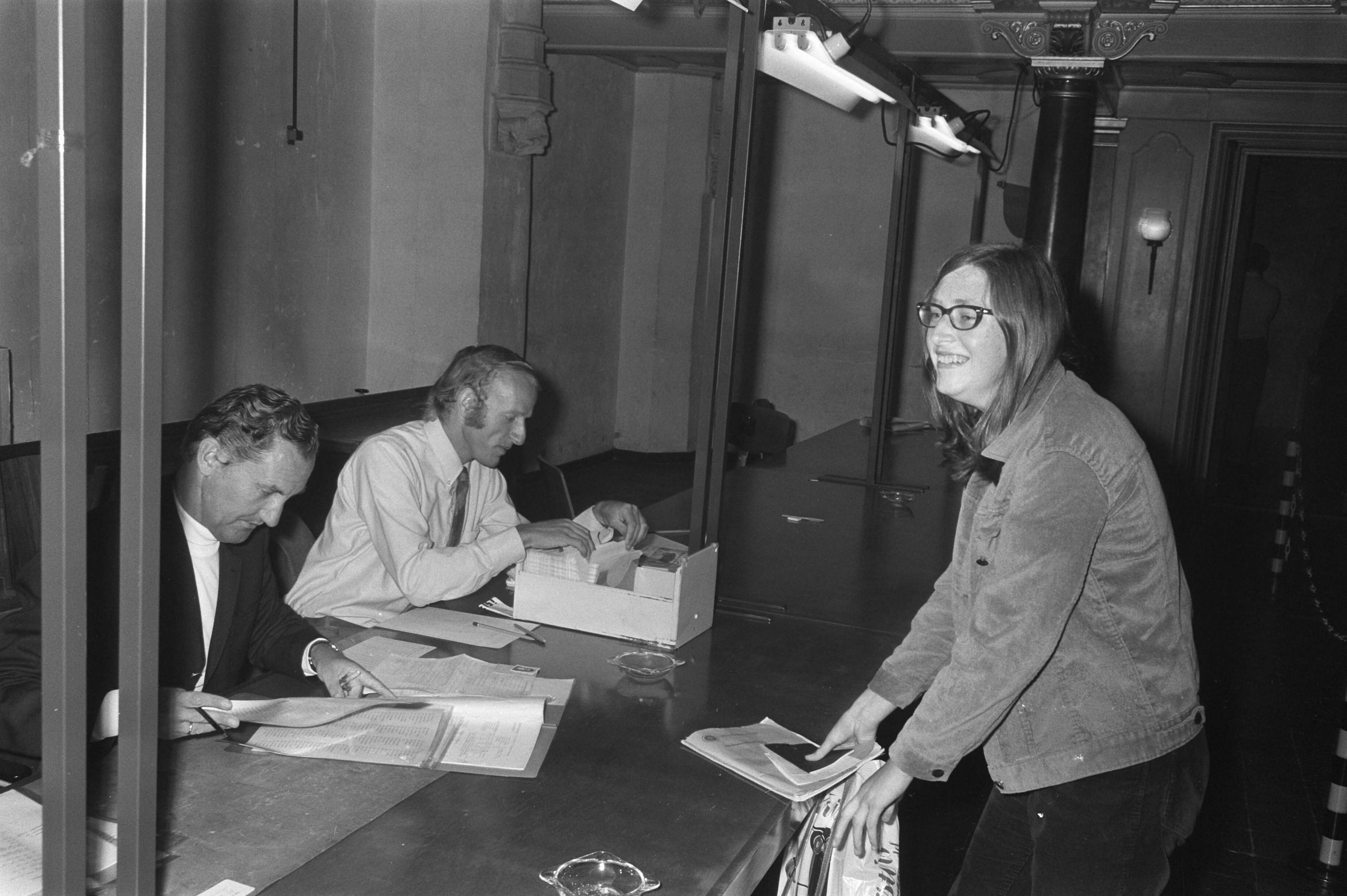 Fotocollectie Anefo — Utrechtse studenten proberen inschrijven studenten aan Universiteit te verhinderen uit protest tegen duizend gulden collegegeld, inschrijving van studenten / — Foto: Punt, W. / Anefo. Licentie: Set B: Rechtenvrij / Publiek Domein. Bron: Nationaal Archief. http://hdl.handle.net/10648/abf317a0-d0b4-102d-bcf8-003048976d84