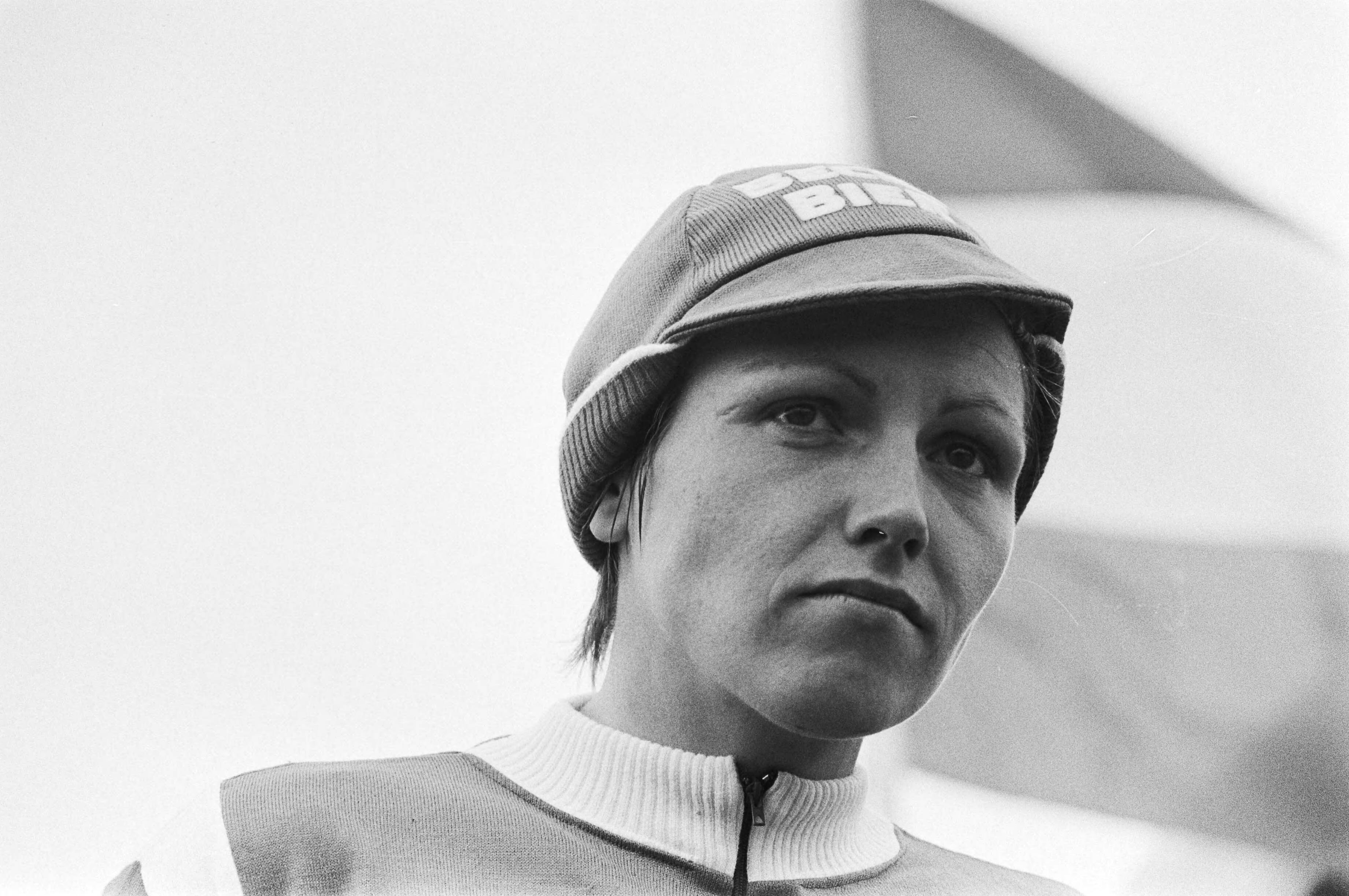 Fotocollectie Anefo — Nederlands kampioenschap wielrennen vrouwen in Simpelveld, winnares Keetie van Oosten-Hage — Foto: Verhoeff, Bert / Anefo. Licentie: Set B: Rechtenvrij / Publiek Domein. Bron: Nationaal Archief. http://hdl.handle.net/10648/ac86a3d0-d0b4-102d-bcf8-003048976d84