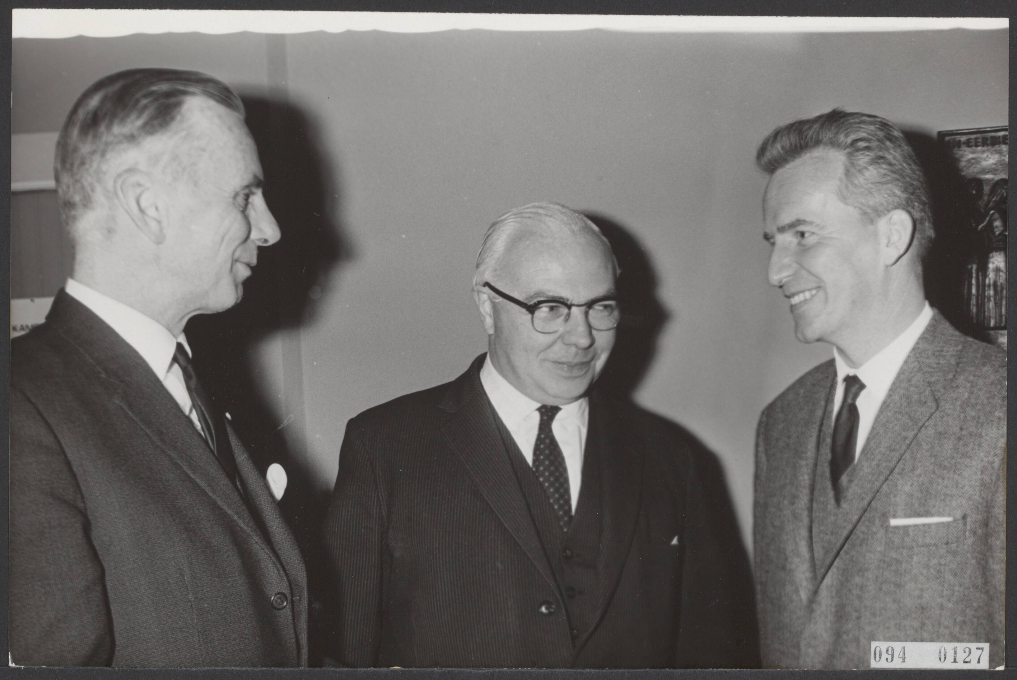 Fotocollectie Elsevier Binnenland — Loonoverleg te Voorburg van regering en de Stichting van de Arbeid. Vlnr. ir. Bosma (wooordvoerd namens werkgevers), minister Veldkamp (woordvoerder regering) en de heer Kloos (woordvoerder werknemers) — Foto: Koch, Eric / Anefo. Licentie: Set B: Rechtenvrij / Publiek Domein. Bron: Nationaal Archief. http://hdl.handle.net/10648/ae2b9dc6-d0b4-102d-bcf8-003048976d84