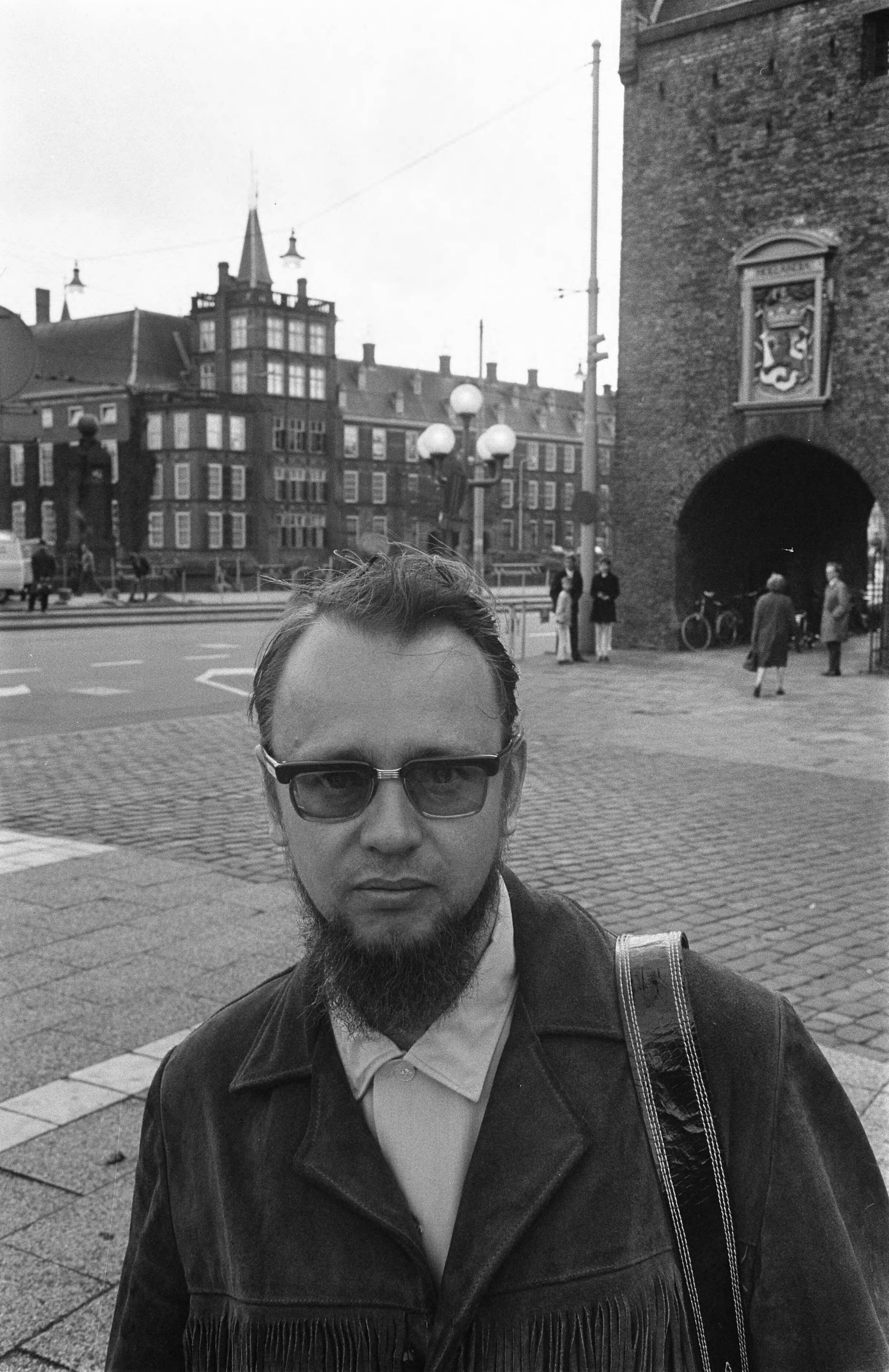 Fotocollectie Anefo — Lars Persson , Zweedse antropoloog die de moord op de Indianen in Brazilie bekend maakte, in Den Haag . L. Persson — Foto: Koch, Eric / Anefo. Licentie: Set B: Rechtenvrij / Publiek Domein. Bron: Nationaal Archief. http://hdl.handle.net/10648/ab7e7b5c-d0b4-102d-bcf8-003048976d84