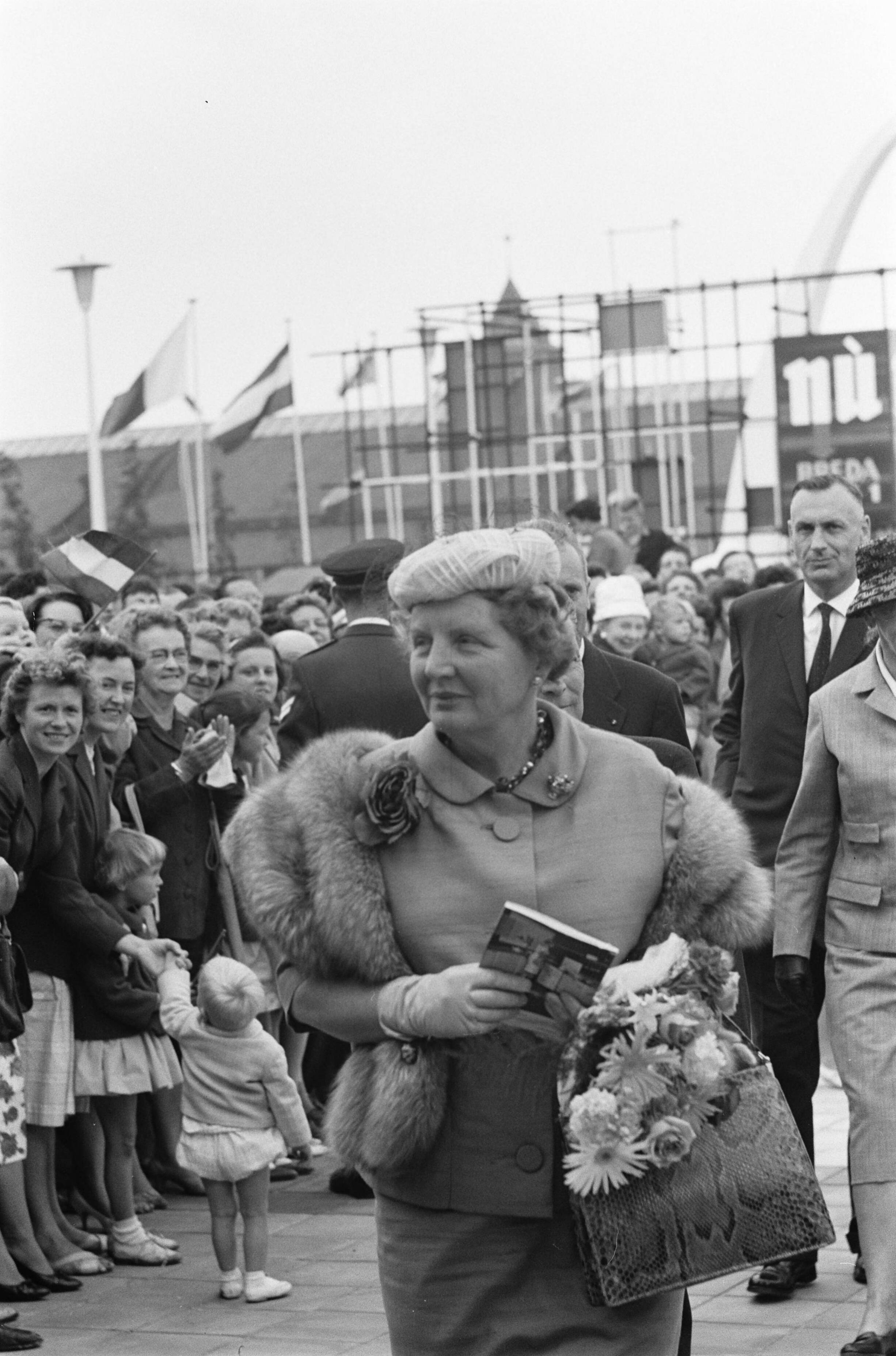 Fotocollectie Anefo — Koningin Juliana bezoekt tentoonstelling "Nu .... Breda 61 " — Foto: Pot, Harry / Anefo. Licentie: Set B: Rechtenvrij / Publiek Domein. Bron: Nationaal Archief. http://hdl.handle.net/10648/a9dd1ace-d0b4-102d-bcf8-003048976d84