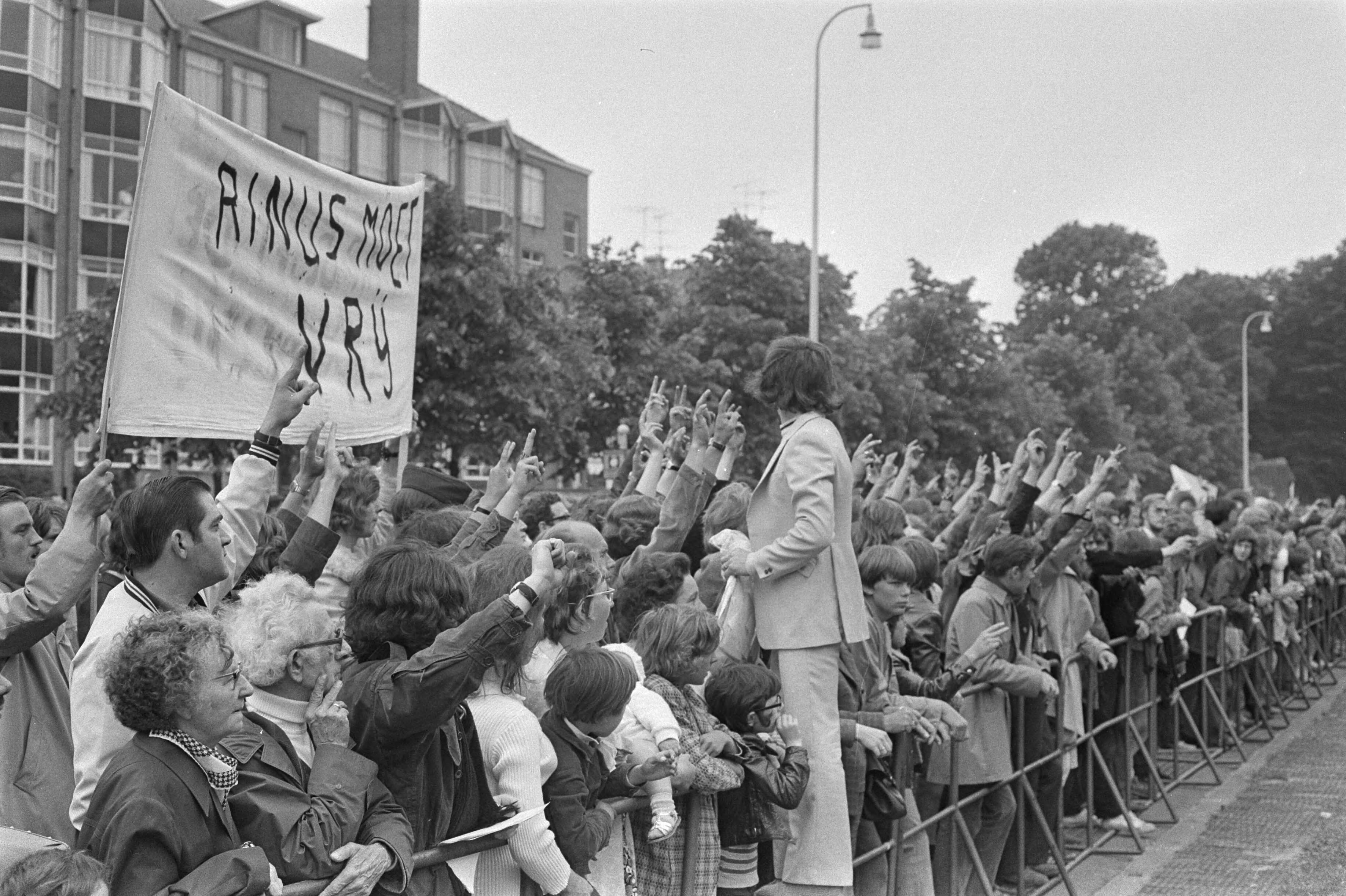 Demonstratie voor vrijlating Rinus Wehman Den Haag — Betogers voor de flat van minister van Defensie Den Toom — Foto: Fotograaf Onbekend / Anefo. Licentie: Set B: Rechtenvrij / Publiek Domein. Bron: Nationaal Archief. http://hdl.handle.net/10648/abc2d7ca-d0b4-102d-bcf8-003048976d84