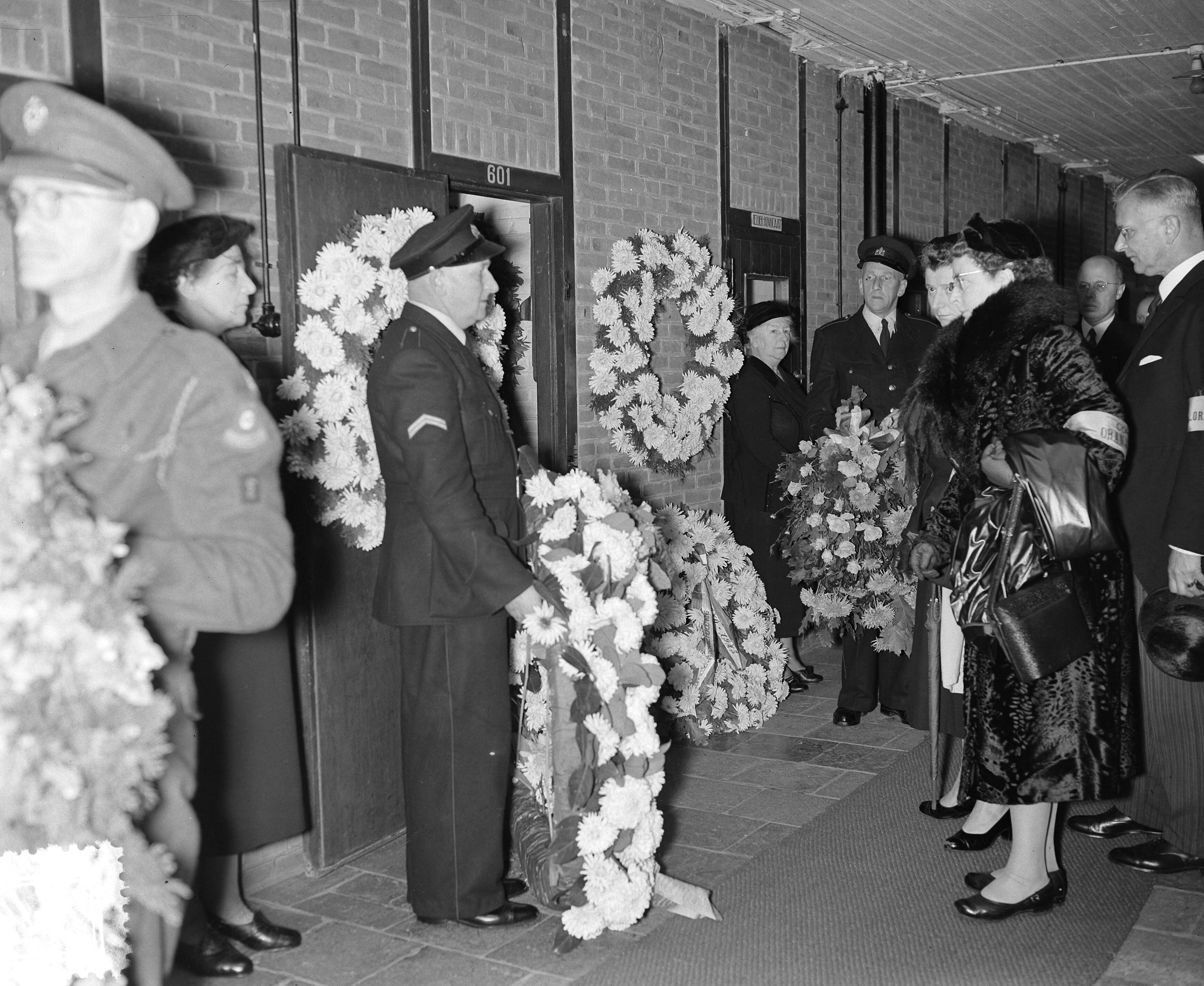 Fotocollectie Anefo — Jaarlijkse herdenking bij de voormalige dodencel in de gevangenis van Scheveningen — Foto: Rossem, Wim van / Anefo. Licentie: Set B: Rechtenvrij / Publiek Domein. Bron: Nationaal Archief. http://hdl.handle.net/10648/a92a20d6-d0b4-102d-bcf8-003048976d84