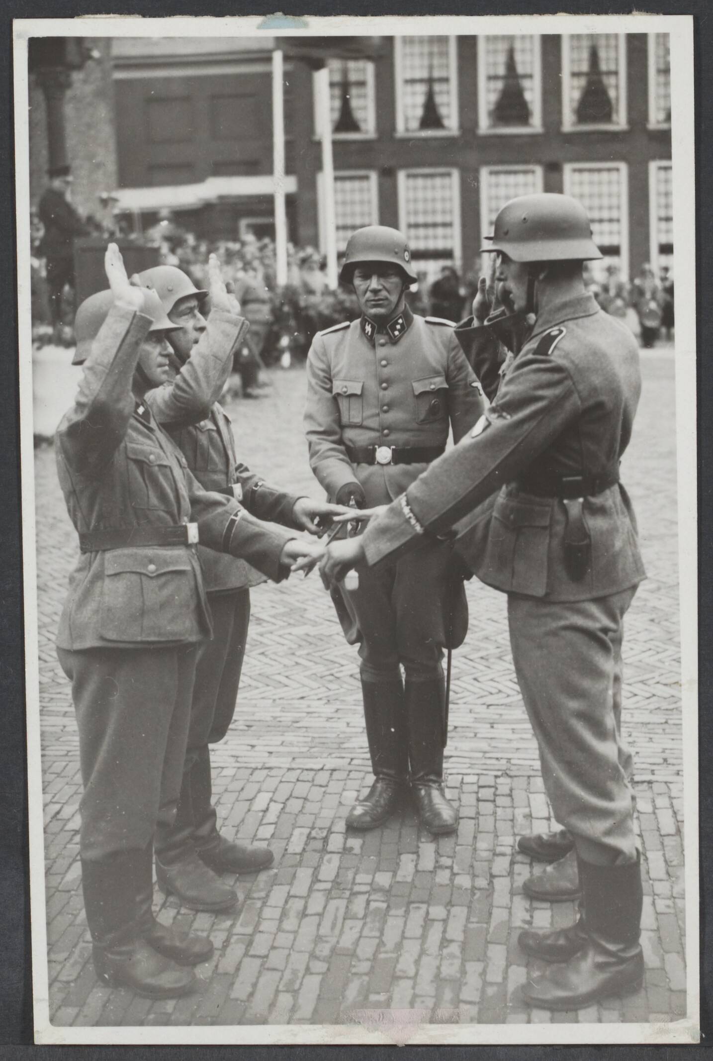 Vrijwilligers Legioen Nederland — Vertrek van het 1e Nederlands nationaal-socialistische bataljon, hetgeen bestaat uit 1000 W.A. mannen naar het Oostfront. Plechtigheid op het Binnenhof te Den Haag. Beediging — Foto: Werff, Gé van der / N.V. Polygoon. Licentie: Set B: Rechtenvrij / Publiek Domein. Bron: Nationaal Archief. http://hdl.handle.net/10648/f6aaa764-c70b-9934-d6fa-5e0353ef0418