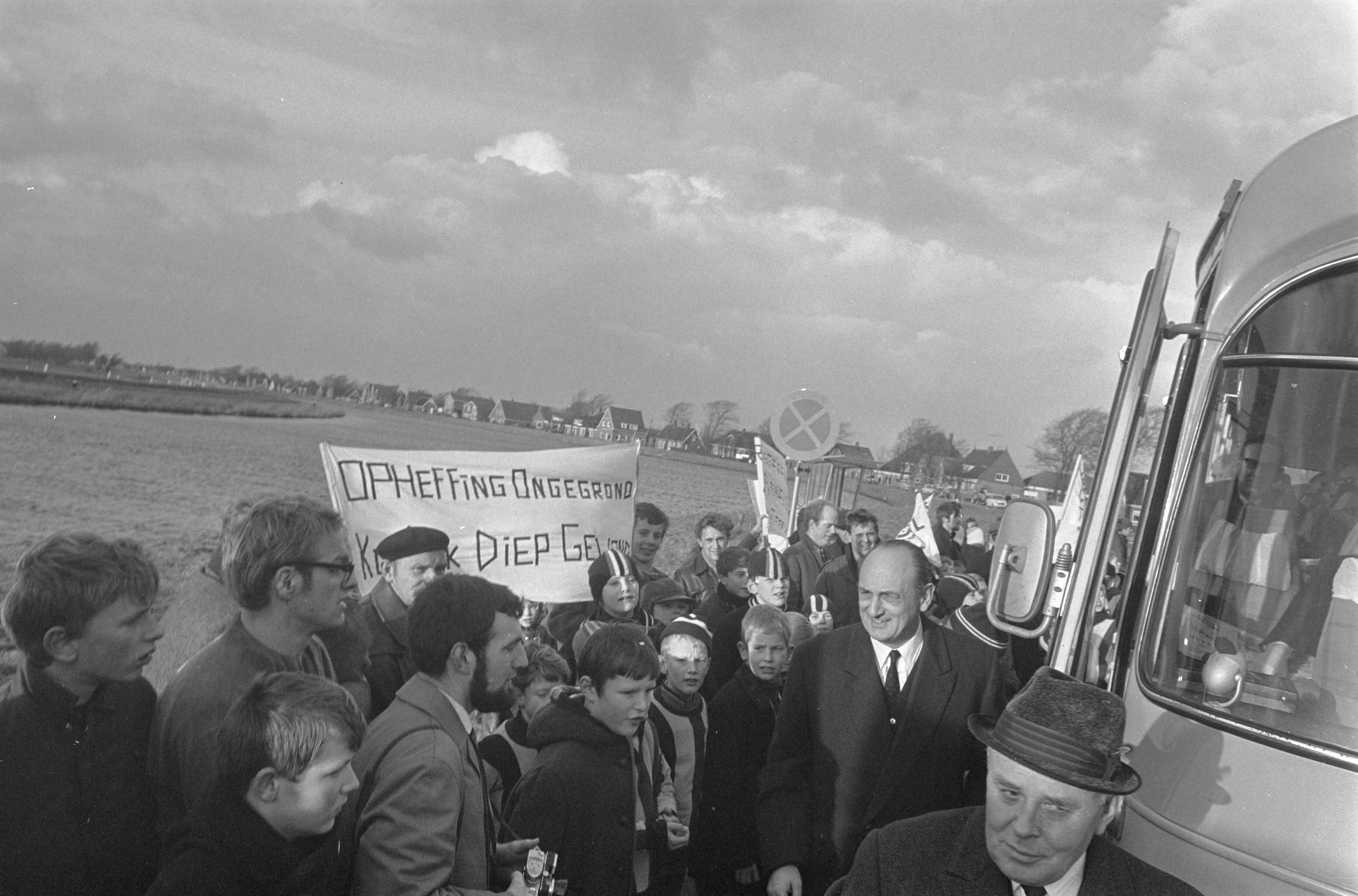 Fotocollectie Anefo — Demonstratie tegen annexatie van Koedijk en St. Pancras door Alkmaar mensen met bord — Foto: Nijs, Jac. de / Anefo. Licentie: Set B: Rechtenvrij / Publiek Domein. Bron: Nationaal Archief. http://hdl.handle.net/10648/ab5cde0c-d0b4-102d-bcf8-003048976d84