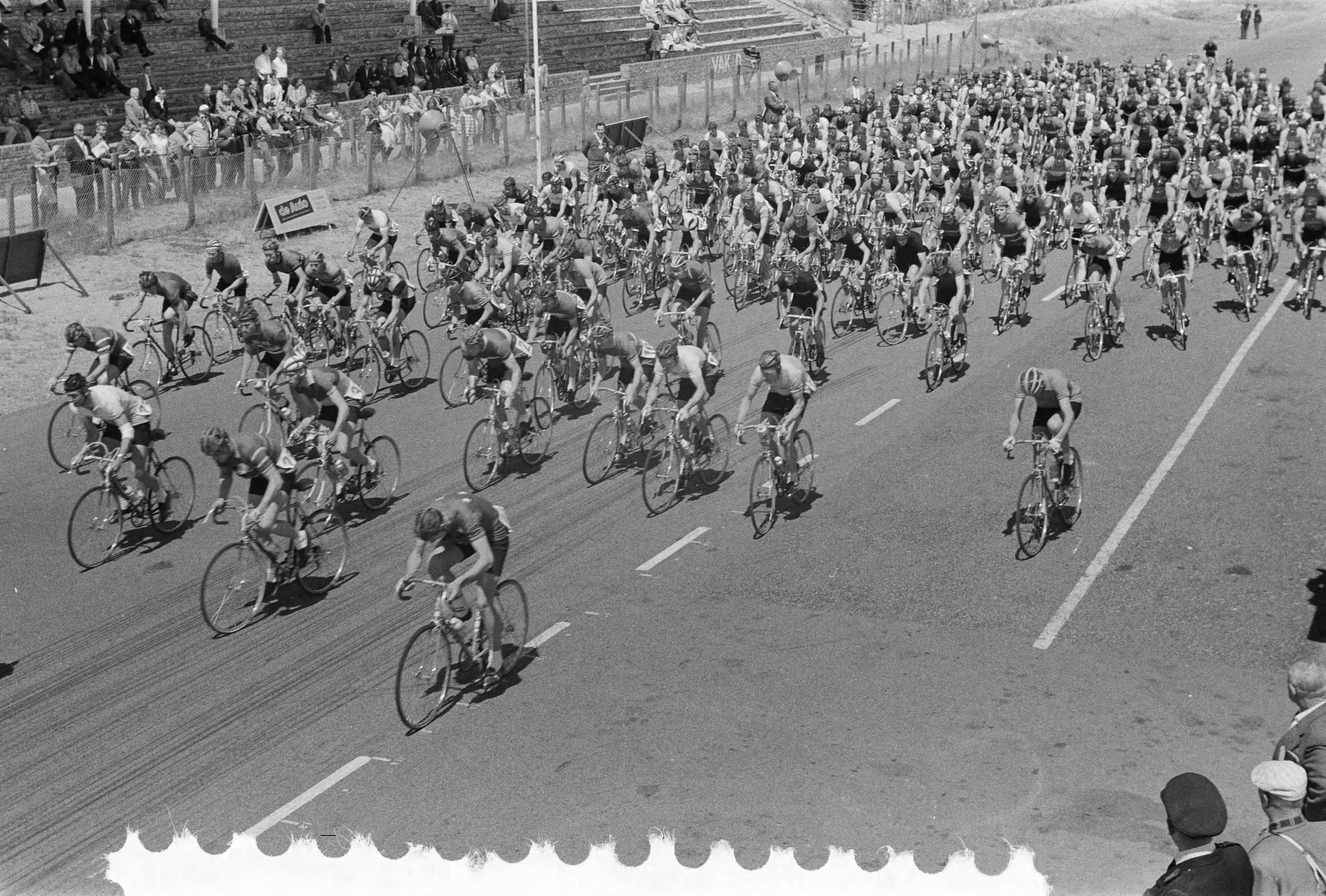Fotocollectie Anefo — Nederlands kampioenschap wielrennen op de weg voor amateurs op het circuit van Zandvoort. Het peloton onderweg — Foto: Pot, Harry / Anefo. Licentie: Set B: Rechtenvrij / Publiek Domein. Bron: Nationaal Archief. http://hdl.handle.net/10648/a9b1ff60-d0b4-102d-bcf8-003048976d84