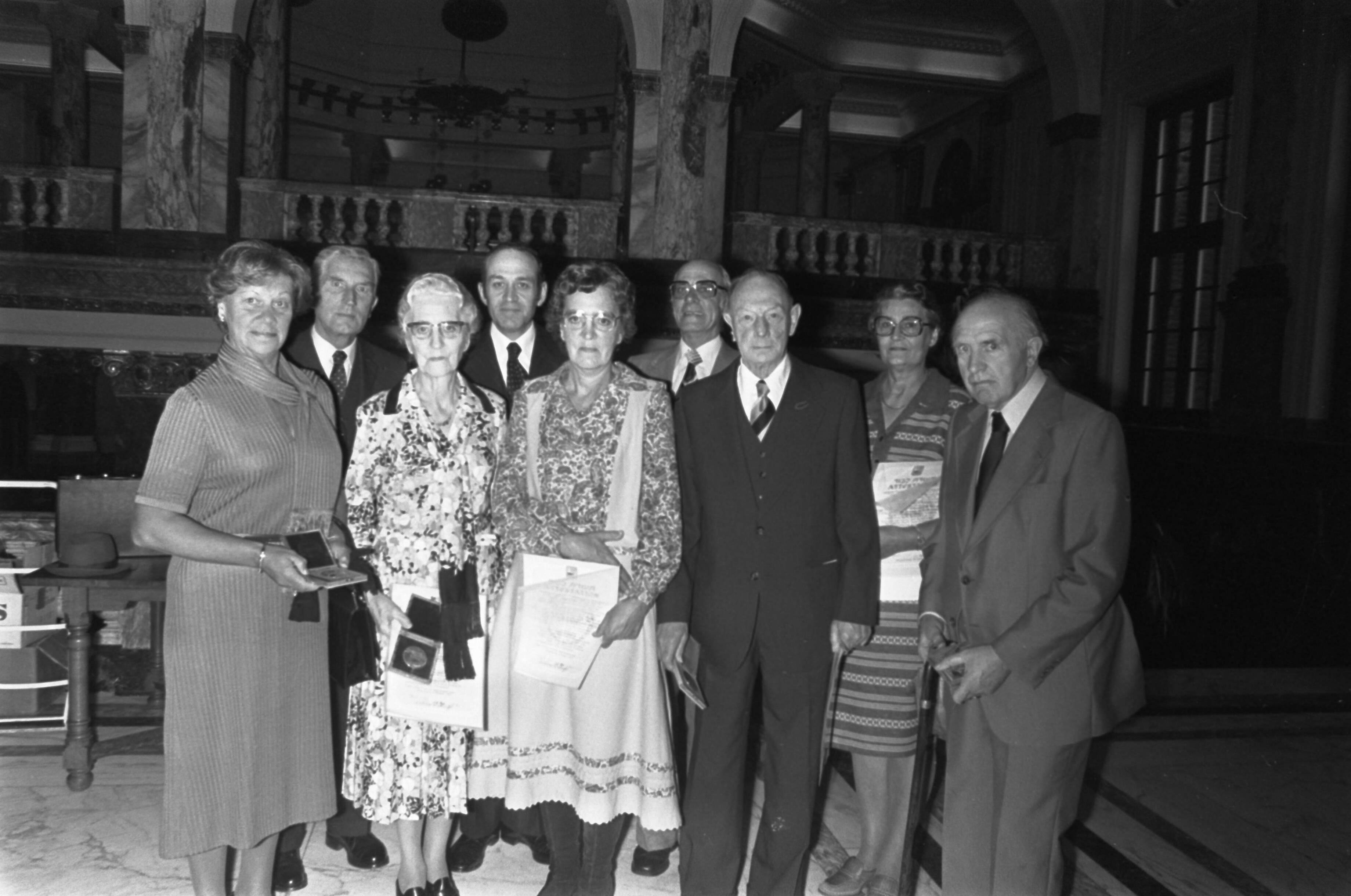 Fotocollectie Anefo — 23 november uitreiking onderscheidingen Yad Vasken in Tropenmuseum, groep Utrecht — Foto: Bogaerts, Rob / Anefo. Licentie: Set B: Rechtenvrij / Publiek Domein. Bron: Nationaal Archief. http://hdl.handle.net/10648/aca74d60-d0b4-102d-bcf8-003048976d84
