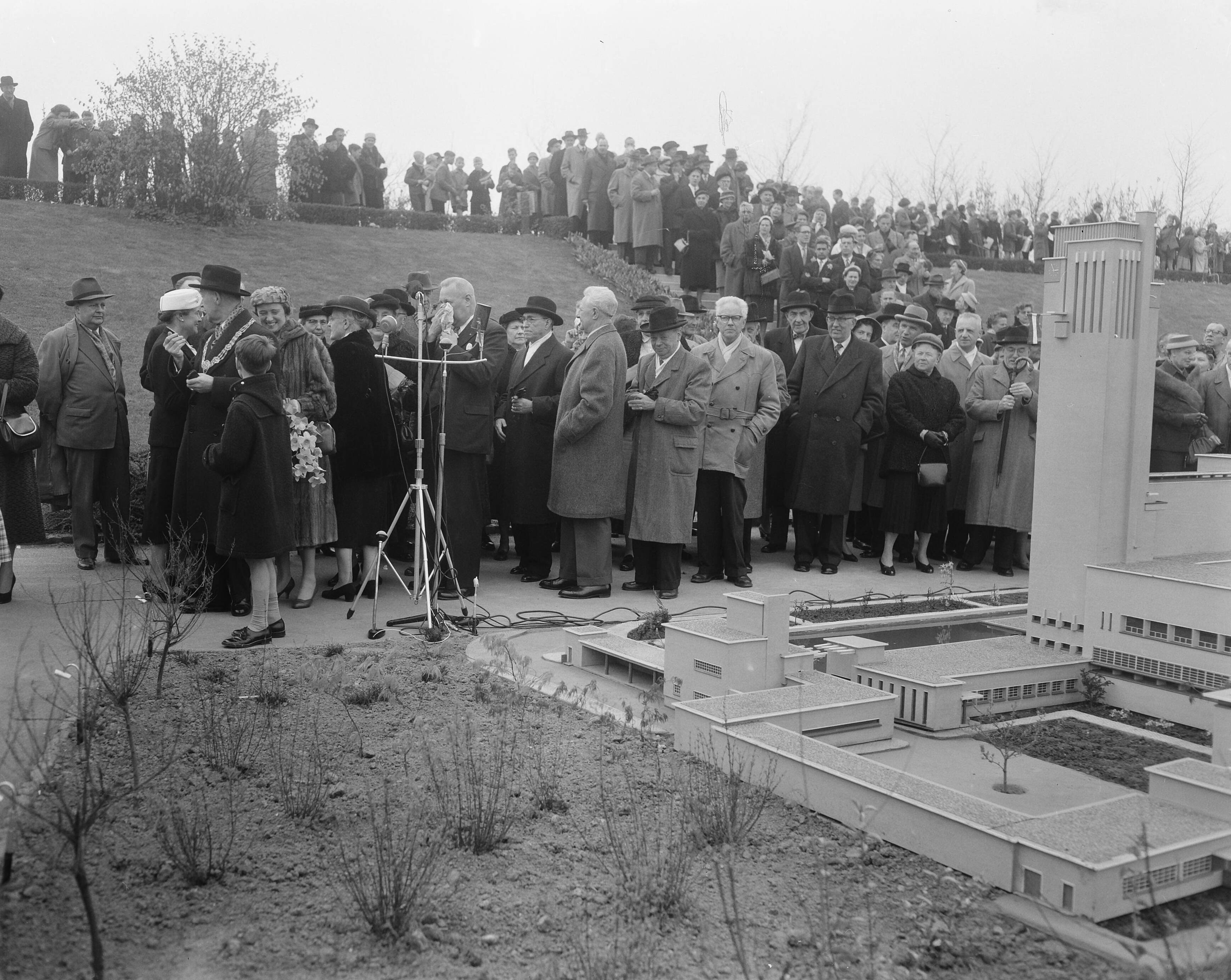 Fotocollectie Anefo — Burgemeester van Den Haag H.A.M.T. Kolfschoten opent Madurodam met burgemeester van Hilversum J.J.G. Boot — Foto: Pot, Harry / Anefo. Licentie: Set B: Rechtenvrij / Publiek Domein. Bron: Nationaal Archief. http://hdl.handle.net/10648/a95bf566-d0b4-102d-bcf8-003048976d84